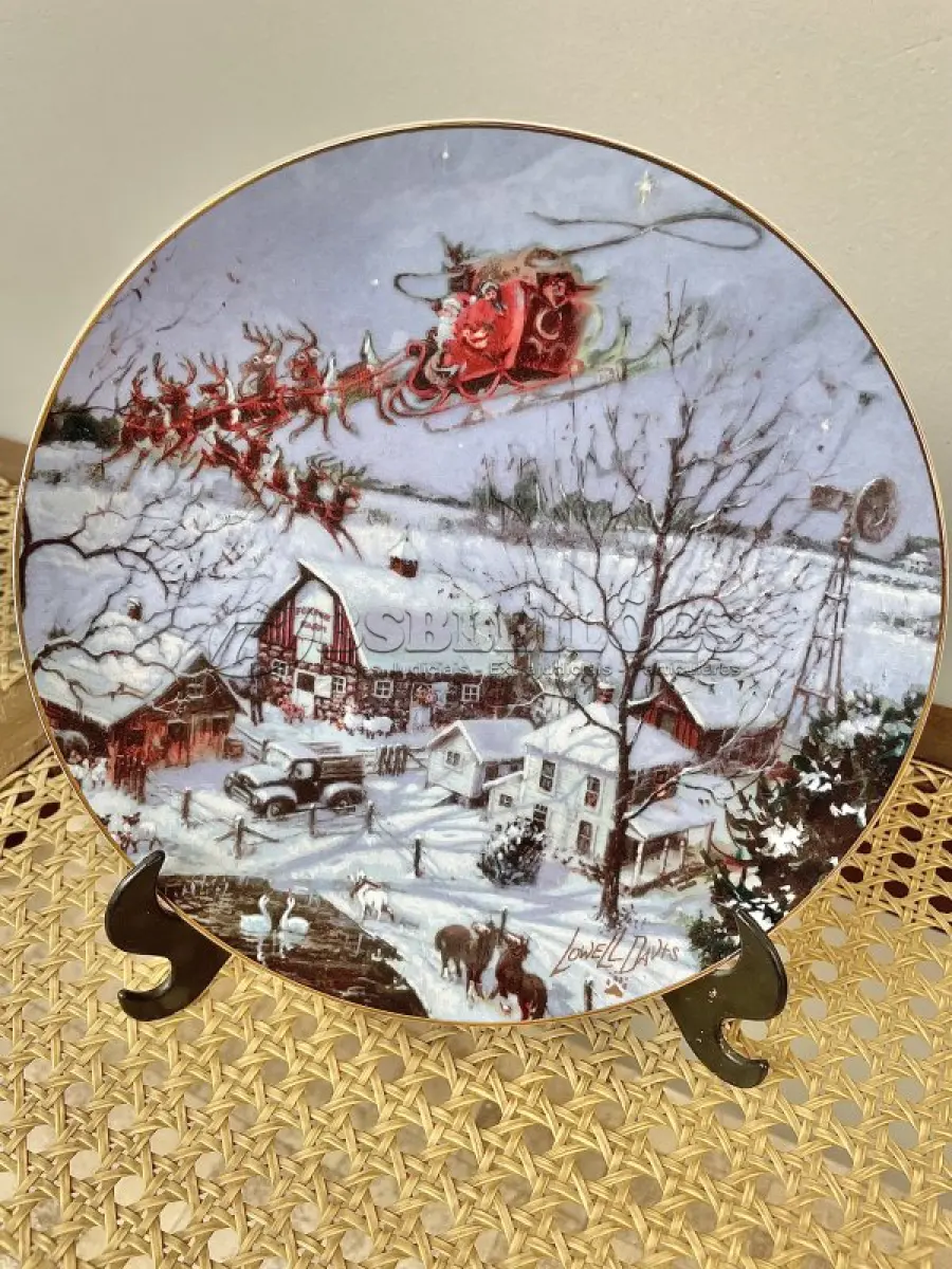 LOTE 135 - 01 RARO PRATO DE NATAL COUNTRY LOWELL DAVIS DE 1985, LANÇADO NOS EUA COM APENAS 7,500 PRATOS LANÇADOS  ESSE PRATO E O NÚMERO 119 DE 7500 DA TIRAGEM COM 21,5 CM DE DIÂMETRO. COM CAIXA E CERTIFICADO DE AUTENTICIDADE E ACOMPANHA LP DO MESMO. BELA PEÇA E RARA. ITEM COMPRADO EM GARAGENS DE ANTIGUIDADES NOS EUA.SUPORTE PARA PRATO NÃO INCLUÍDO NESTA VENDA. (NO ESTADO) ATENÇÃO! FAZER A VISITAÇÃO ANTES DE ARREMATAR, NÃO SABEMOS SE FUNCIONA, LEILÃO NÃO TEM GARANTIA E NEM DEVOLUÇÃO, SUJEITO A POSSÍVEIS AVARIAS VISÍVEIS/OCULTAS E/OU AUSÊNCIA DE COMPONENTES.
