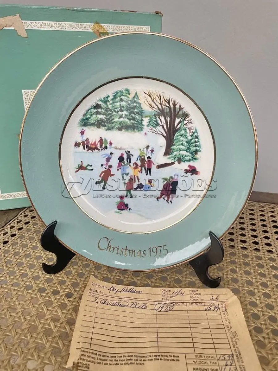 LOTE 277 - 01 LINDO PRATO DE NATAL DA SÉRIE AVON CHRISTMAS PLATE DE 1975, " SKATERS ON THE POND" - QUARTA EDIÇÃO DA SÉRIE. COM 22 CM DE DIÂMETRO E RETRATA UM GRUPO DE PESSOAS PATINANDO NA NEVE . O VERSO MARCADO COM DOIS ANÉIS DE OURO 22K.FEITO EXCLUSIVAMENTE PARA A AVON CTS INC., 1976 POR ENOCH WEDGWOOD (TUNSTALL) LTD, INGLATERRA.PEÇA COMPRADA EM GARAGEM DE ANTIGUIDADES NOS EUA. SUPORTE PARA PRATO NÃO INCLUÍDO NESTA VENDA. (NO ESTADO) ATENÇÃO! FAZER A VISITAÇÃO ANTES DE ARREMATAR, NÃO SABEMOS SE FUNCIONA, LEILÃO NÃO TEM GARANTIA E NEM DEVOLUÇÃO, SUJEITO A POSSÍVEIS AVARIAS VISÍVEIS/OCULTAS E/OU AUSÊNCIA DE COMPONENTES.