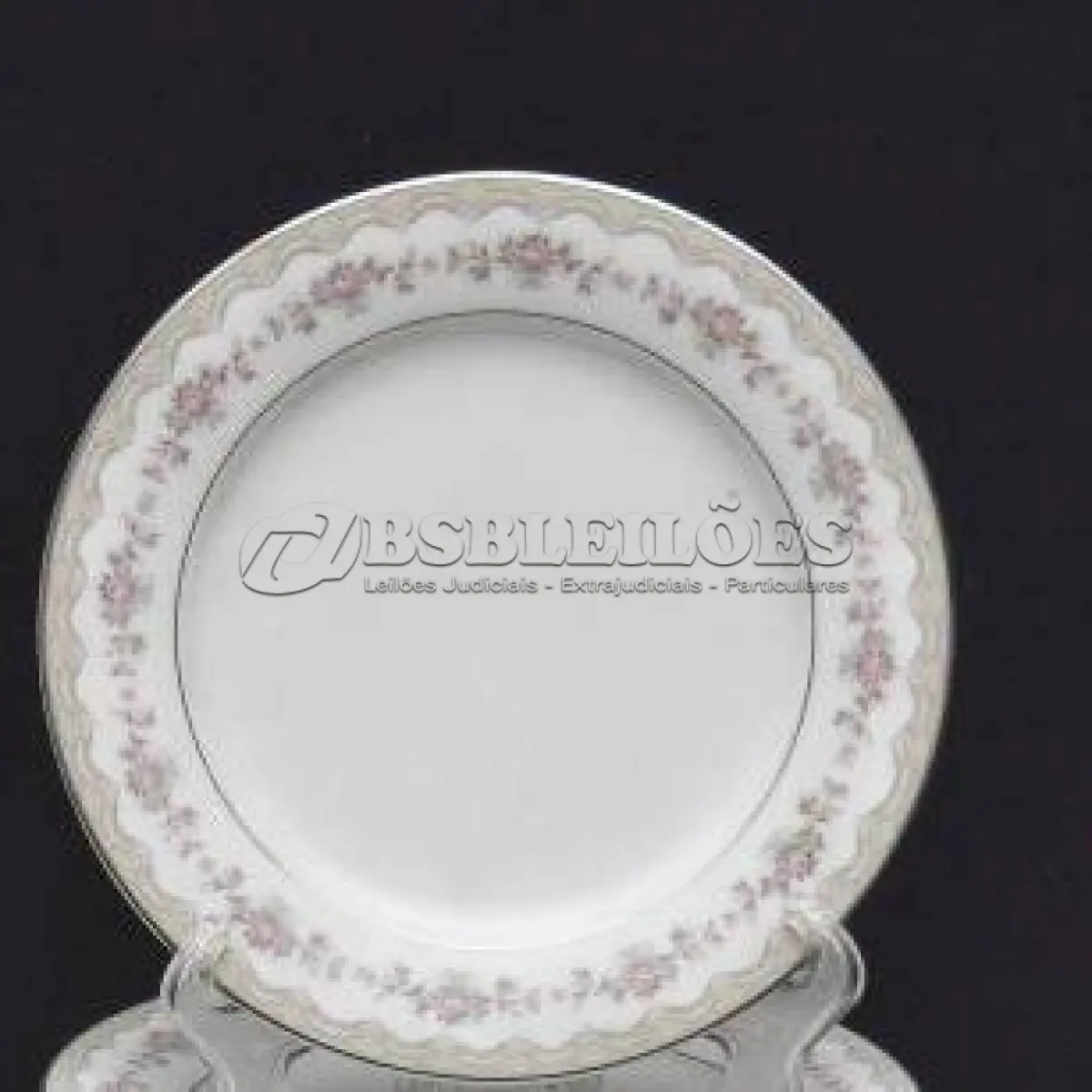LOTE 172 - 15 PRATOS IMPORTADOS DO JAPÃO DE PORCELANA DA CONHECIDA MARCA BEM FAMOSA PELO MUNDO NOTITAKE JAPONESA  PARA SOBREMESA.  DIÂMETRO 21 CM.SUPORTE DO PRATO NÃO ESTÁ INCLUÍDO. (NO ESTADO) ATENÇÃO! FAZER A VISITAÇÃO ANTES DE ARREMATAR, NÃO SABEMOS SE FUNCIONA, LEILÃO NÃO TEM GARANTIA E NEM DEVOLUÇÃO, SUJEITO A POSSÍVEIS AVARIAS VISÍVEIS/OCULTAS E/OU AUSÊNCIA DE COMPONENTES.