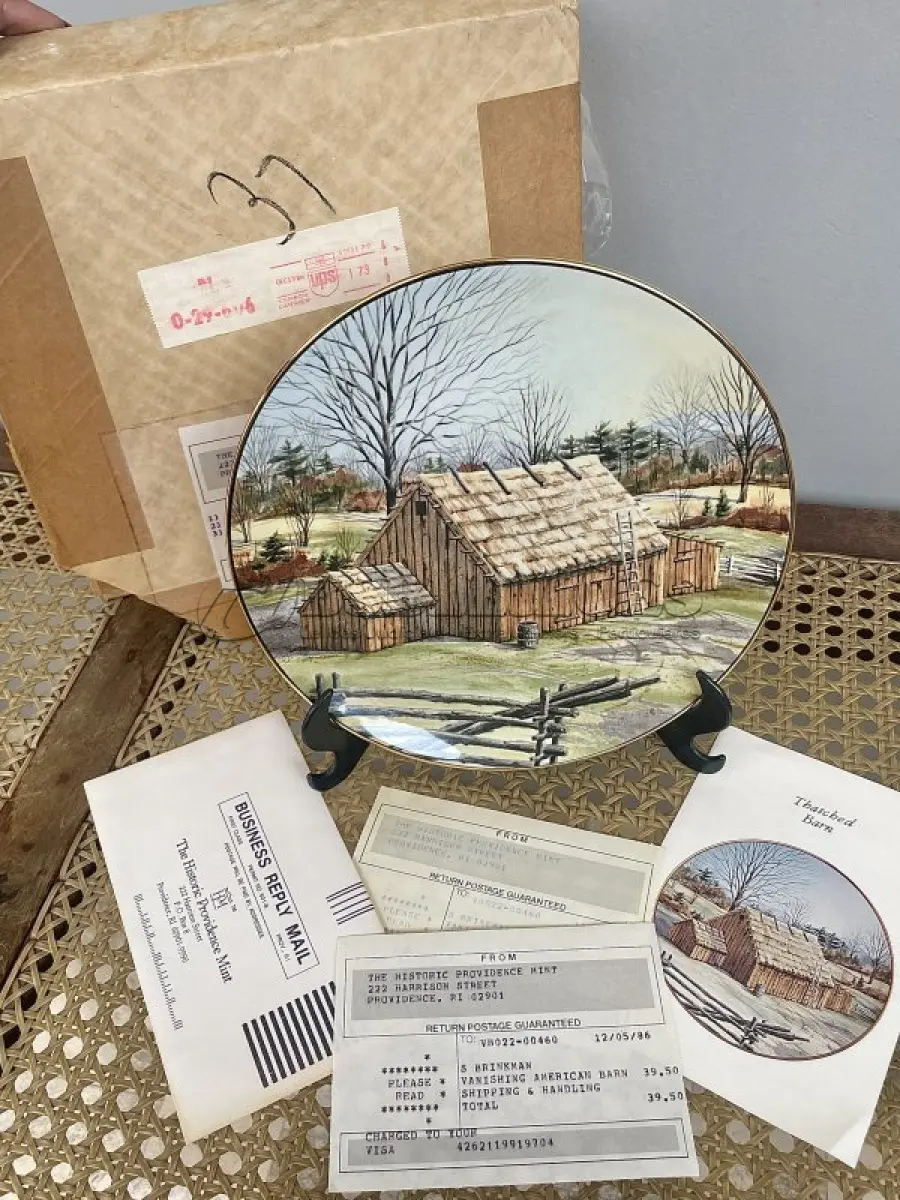 LOTE 293 - 01 RARO PRATO PORCELANA FRANCISCANA DA HISTORIC PROVIDENCE MINT WORLD PREMIER FIRST EDITION, DE 1983, DA SÉRIE THE VANISHING AMERICAN BARN, DA HARRIS HIEN, A SEGUNDA EDIÇÃO DA SÉRIE, INTITULADA "THATCHED BARN", NEW "ENGLAND BARN". O PRATO APRESENTA UMA REPRESENTAÇÃO ÚNICA, DETALHADA E COLORIDA DE UM TIPO DE CELEIRO AMERICANO, SITUADO EM UM CENÁRIO DE FAZENDA DE DIFERENTES REGIÕES DO PAÍS, COM DETALHES DOURADOS NA BORDA. ESTAMPADAS NA PARTE INFERIOR COM O NOME DA SÉRIE, TÍTULO, ASSINATURA IMPRESSA DO ARTISTA E A MARCA THE HISTORIC PROVIDENCE MINT, E MEDEM APROXIMADAMENTE 21,8 CM DE DIÂMETRO. EM EXCELENTE ESTADO, POSSUI A CAIXA ORIGINAL E OS DOCUMENTOS. COM CAIXA E CERTIFICADO E FOLHETOS  ORIGINAIS.PEÇA COMPRADA EM GARAGEM DE ANTIGUIDADES NOS EUA. SUPORTE PARA PRATO NÃO INCLUÍDO NESTA VENDA. (NO ESTADO) ATENÇÃO! FAZER A VISITAÇÃO ANTES DE ARREMATAR, NÃO SABEMOS SE FUNCIONA, LEILÃO NÃO TEM GARANTIA E NEM DEVOLUÇÃO, SUJEITO A POSSÍVEIS AVARIAS VISÍVEIS/OCULTAS E/OU AUSÊNCIA DE COMPONENTES.