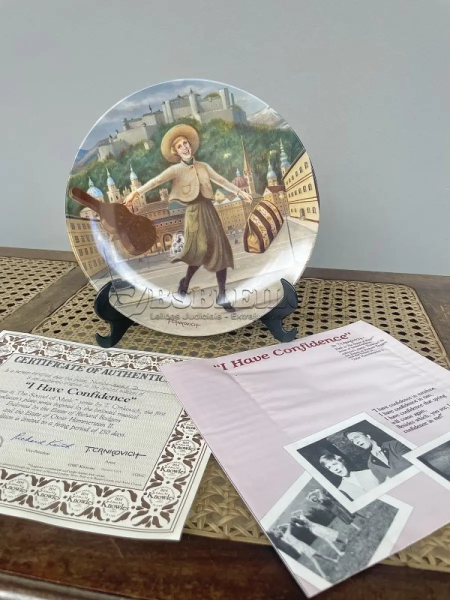 LOTE 275 - A NOVIÇA REBELDE (1949) - "I HAVE CONFIDENCE", 6ª PLACA COLECIONÁVEL DA SÉRIE DE PLACAS PARA COLECIONADORES EM HOMENAGEM A ESTE ADORADO MUSICAL. FEITO EM UMA EDIÇÃO ESTRITAMENTE LIMITADA A 150 DIAS DE QUEIMA NOS EUA. POR KNOWLES, O NOME MAIS ANTIGO DA AMÉRICA EM FINE PORCELANA CHINA ENDOSSADA PELOS ESPÓLIOS DE RICHARD RODGERS E OSCAR HAMMERSTEIN II. PINTADA EXCLUSIVAMENTE PARA ESTA EDIÇÃO LIMITADA POR T. CRNKOVICH E QUEIMADA EM PORCELANA FINA POR EDWIN M. KNOWLES. PLACA NÚMERO 14095 D, COM CERTIFICADO DE AUTENTICIDADE  E FOLHETOS DO MESMO  SEXTA GRAVURA DE A NOVIÇA REBELDE. ANO: 1987.NÚMERO BRADEX: 84-K41-18.6.ITEM COMPRADO EM GARAGEM DE ANTIGUIDADES NOS EUA. SUPORTE PARA PRATO NÃO INCLUÍDO NESTA VENDA. (NO ESTADO) ATENÇÃO! FAZER A VISITAÇÃO ANTES DE ARREMATAR, NÃO SABEMOS SE FUNCIONA, LEILÃO NÃO TEM GARANTIA E NEM DEVOLUÇÃO, SUJEITO A POSSÍVEIS AVARIAS VISÍVEIS/OCULTAS E/OU AUSÊNCIA DE COMPONENTES.