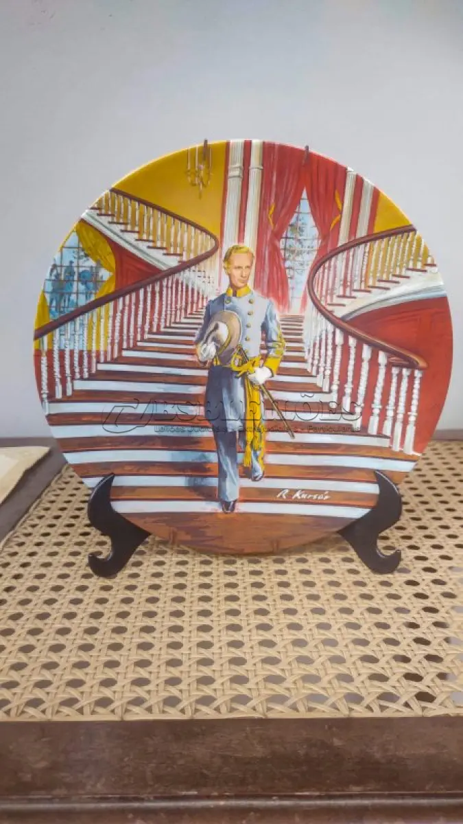 LOTE 281 - 01 POR KNOWLES "ASHLEY" E O VENTO LEVOU DA FINE CHINA, A PLACA DE COLECIONADOR FOI CRIADA EM 1978. É UMA EDIÇÃO LIMITADA DESTA SÉRIE E O VENTO LEVOU. ESTE PRATO NUNCA FOI EXPOSTO E ESTÁ EM PERFEITAS CONDIÇÕES, PEÇA GUARADA A ANOS, COM TODA A EMBALAGEM ORIGINAL E COA, CERTIFICADO DE AUTENTICIDADE FOLHETO. BRADEX NO. 84-41-3.2. PRATO DE NUMERO 15296 E. ESTE PRATO DE COLECIONADOR NÃO É APENAS UM OBJETO DECORATIVO, MAS UMA PEÇA DE HISTÓRIA DA ARTE, PERFEITA PARA EXIBIR EM QUALQUER CASA. COM 21 CM DE DIÂMETRO EDIÇÃO LIMITADA,PEÇA COMPRADA EM GARAGEM DE ANTIGUIDADES NOS EUA. SUPORTE PARA PRATO NÃO INCLUÍDO NESTA VENDA. (NO ESTADO) ATENÇÃO! FAZER A VISITAÇÃO ANTES DE ARREMATAR, NÃO SABEMOS SE FUNCIONA, LEILÃO NÃO TEM GARANTIA E NEM DEVOLUÇÃO, SUJEITO A POSSÍVEIS AVARIAS VISÍVEIS/OCULTAS E/OU AUSÊNCIA DE COMPONENTES.