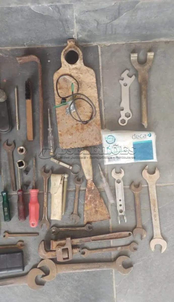 LOTE 384 - 01 LOTE FERRAMENTAS ANTIGAS GUARDADA A ANOS. (NO ESTADO) ATENÇÃO! FAZER A VISITAÇÃO ANTES DE ARREMATAR, NÃO SABEMOS SE FUNCIONA, LEILÃO NÃO TEM GARANTIA E NEM DEVOLUÇÃO, SUJEITO A POSSÍVEIS AVARIAS VISÍVEIS/OCULTAS E/OU AUSÊNCIA DE COMPONENTES.
