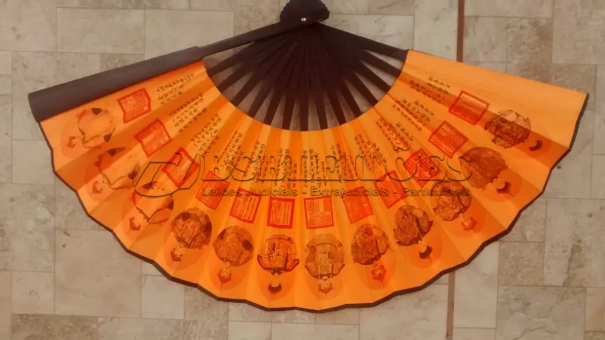 LOTE 303 - 01 LEQUE JAPÓNES ANTIGO GUARDADO A ANOS EM ÓTIMO ESTADO COM 32CM DE COMPRIMENTO. (NO ESTADO) ATENÇÃO! FAZER A VISITAÇÃO ANTES DE ARREMATAR, NÃO SABEMOS SE FUNCIONA, LEILÃO NÃO TEM GARANTIA E NEM DEVOLUÇÃO, SUJEITO A POSSÍVEIS AVARIAS VISÍVEIS/OCULTAS E/OU AUSÊNCIA DE COMPONENTES.