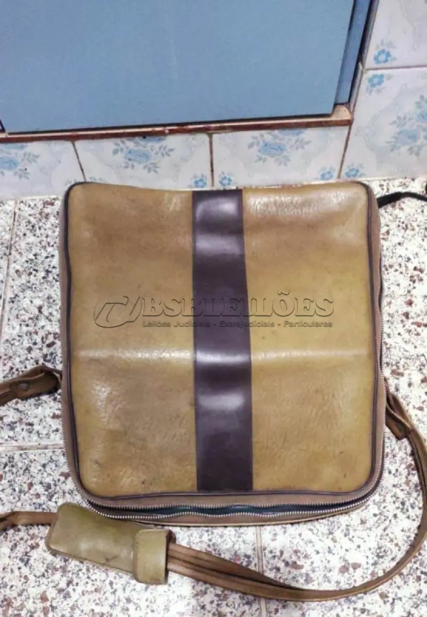 LOTE 436 - 01 MÁQUINA DE ESCREVER ANTIGA OLIVETT LETTERA 22. (NO ESTADO) ATENÇÃO! FAZER A VISITAÇÃO ANTES DE ARREMATAR, NÃO SABEMOS SE FUNCIONA, LEILÃO NÃO TEM GARANTIA E NEM DEVOLUÇÃO, SUJEITO A POSSÍVEIS AVARIAS VISÍVEIS/OCULTAS E/OU AUSÊNCIA DE COMPONENTES.