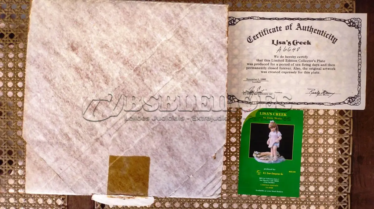 LOTE 330 - 01 PRATO DE COLECIONADOR SÉRIE PARECE QUE FOI ONTEM"SEEMS LIKE YESTERDAY" "EM PORTUGUES PARECE QUE FOI ONTEM""MY MAGIC HAT"MEU CHAPÉU MÁGICO" PRODUZIDA EM EDIÇÃO LIMITADA POR APENAS 10 DIAS DE DISTRIBUIÇÃO E LOGO FECHADO PARA SEMPRE. PRATO DE NUMERO 6649 .PLACA DE COLECIONADOR B0Y RUSTY MONEY LANÇADAS EM 01/11/1982. APRESENTA UMA CENA IT"DA RUSTY MONEY, 3ª EDIÇÃO. E FOI FABRICADO ENTRE 1980 E 1989. É PERFEITO PARA COLECIONADORES DE ITENS DECORATIVOS AMERICANOS, ESPECIALMENTE PARA AQUELES INTERESSADOS EM PRATOS DE COLECIONADOR. EMITIDO PELA RJ ERNST ENTERPRISES. ACOMPANHA O CERTIFICADO DE AUTENTICIDADE NA CAIXA ORIGINAL. COM 22 CM DE DIÂMETRO. PEÇA COMPRADA EM GARAGEM DE ANTIGUIDADES NOS EUA. “SUPORTE PARA PRATO NÃO INCLUÍDO NESTA VENDA.” . (NO ESTADO) ATENÇÃO! FAZER A VISITAÇÃO ANTES DE ARREMATAR, NÃO SABEMOS SE FUNCIONA, LEILÃO NÃO TEM GARANTIA E NEM DEVOLUÇÃO, SUJEITO A POSSÍVEIS AVARIAS VISÍVEIS/OCULTAS E/OU AUSÊNCIA DE COMPONENTES.