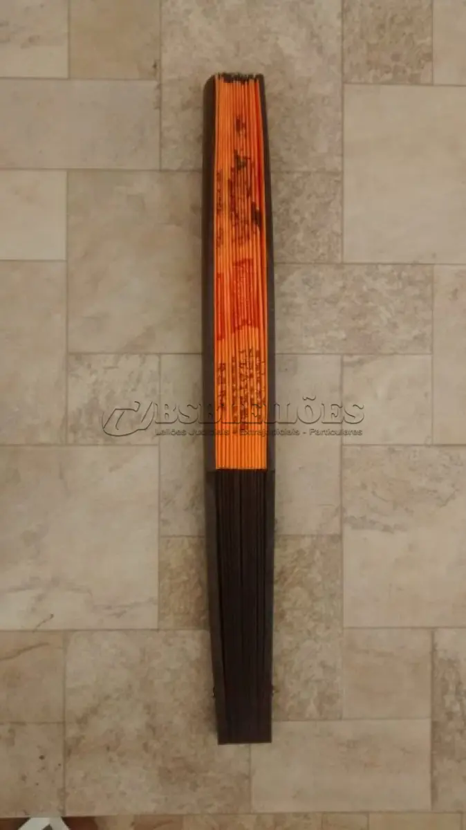 LOTE 303 - 01 LEQUE JAPÓNES ANTIGO GUARDADO A ANOS EM ÓTIMO ESTADO COM 32CM DE COMPRIMENTO. (NO ESTADO) ATENÇÃO! FAZER A VISITAÇÃO ANTES DE ARREMATAR, NÃO SABEMOS SE FUNCIONA, LEILÃO NÃO TEM GARANTIA E NEM DEVOLUÇÃO, SUJEITO A POSSÍVEIS AVARIAS VISÍVEIS/OCULTAS E/OU AUSÊNCIA DE COMPONENTES.
