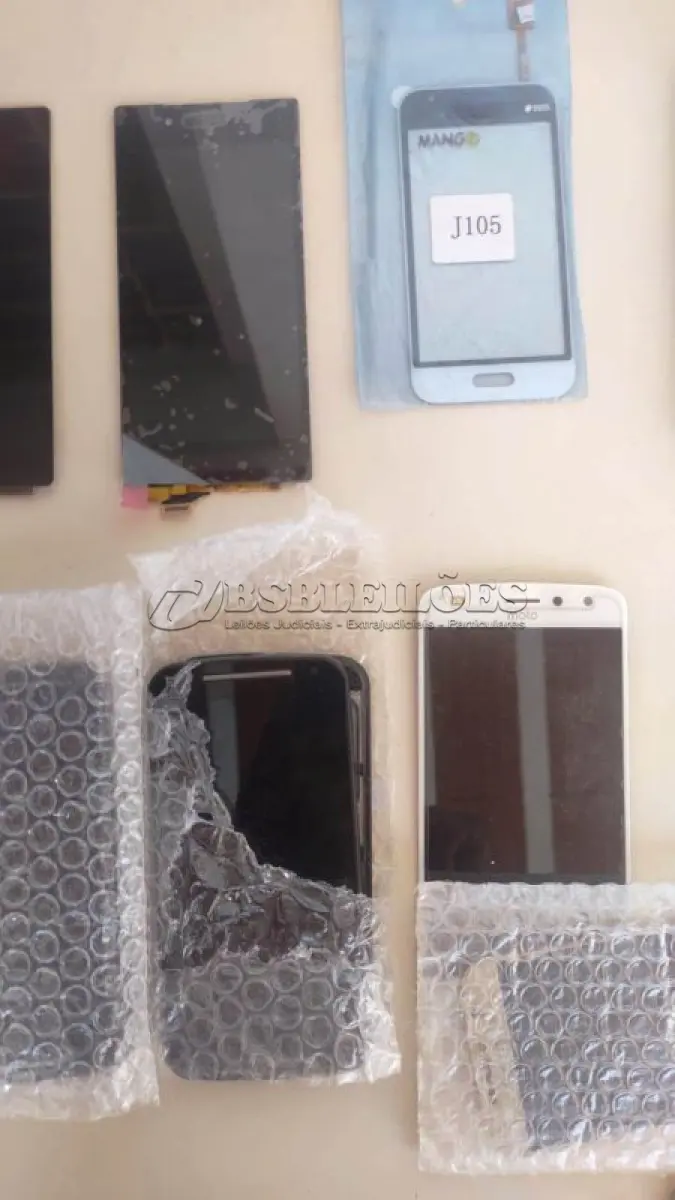 LOTE 358 - 01 LOTE COM TELAS DE CELULAR. (NO ESTADO) ATENÇÃO! FAZER A VISITAÇÃO ANTES DE ARREMATAR, NÃO SABEMOS SE FUNCIONA, LEILÃO NÃO TEM GARANTIA E NEM DEVOLUÇÃO, SUJEITO A POSSÍVEIS AVARIAS VISÍVEIS/OCULTAS E/OU AUSÊNCIA DE COMPONENTES.