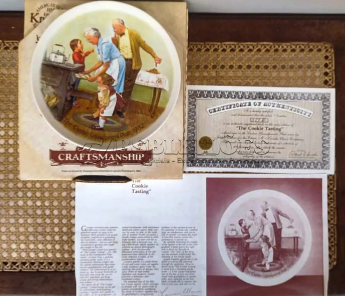 LOTE 324 - 01  PRATO DOS AVÓS CSATARI" PRATO DE COLECIONADOR KNOWLES * DE 1982 JOSEPH CSATARI MAIS ANTIGO DE EDWIN M. NÚMERO DA PLACA 1167 B COM 21 CM DE DIAMETRO. ÚNICA EDIÇÃO DE "THE COOKIE TASTING, " "EM PORTUGUES A DEGUSTAÇÃO DE BISCOITOS"UMA OBRA ORIGINAL DE JOSEPH CSATARI, PINTADA EXCLUSIVAMENTE PARA A QUARTA EDIÇÃO DA SÉRIE CSATARI GRANDPARENT E FEITA RIGOROSAMENTE SEGUNDO OS PADRÕES TRADICIONAIS DE KNOWLES, O NOME MAIS ANTIGO DA AMÉRICA EM PORCELANA FINA, EM UMA ÚNICA EDIÇÃO LIMITADA E FECHADA PARA SEMPRE A CEM DIAS DE QUEIMA DE ESTOQUE . BRADEN NO. 84-K-41-4.3.COM CAIXA E CERTIFICADO E FOLHETOS  ORIGINAIS.PEÇA COMPRADA EM GARAGEM DE ANTIGUIDADES NOS EUA. SUPORTE PARA PRATO NÃO INCLUÍDO NESTA VENDA. (NO ESTADO) ATENÇÃO! FAZER A VISITAÇÃO ANTES DE ARREMATAR, NÃO SABEMOS SE FUNCIONA, LEILÃO NÃO TEM GARANTIA E NEM DEVOLUÇÃO, SUJEITO A POSSÍVEIS AVARIAS VISÍVEIS/OCULTAS E/OU AUSÊNCIA DE COMPONENTES.