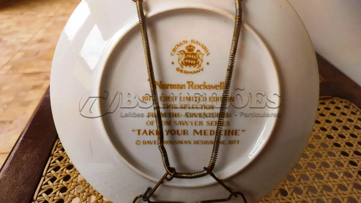 LOTE 320 - 01 RARO PRATO COLECIONÁVEL UMAS DAS PRIMEIRAS OBRAS DE NORMAN, COM 19,5 CM DE DIÂMETRO COM A OBRA "TAKE YOUR MEDICINE", "EM PORTUGUES TOME SEU REMEDIO" DE TOM SAWYER, DE NORMAN ROCKWELL, DE 1977, É UM ITEM MUITO PROCURADO POR QUALQUER COLECIONADOR ÁVIDO DE PEÇAS DECORATIVAS. FEITO NA DÉCADA DE 70,"CROWN BAVARIA ALEMANHA" ESTE PRATO É UMA VERDADEIRA JÓIA PARA QUEM BUSCA AUMENTAR SUA COLEÇÃO DE PRATOS COLECIONÁVEIS. EDIÇAO LIMITADA NA EPODA DE LANÇAMENTO COM SUAS CORES VIBRANTES E DESIGN INTRINCADO, CERTAMENTE CHAMARÁ A ATENÇÃO DE QUALQUER ADMIRADOR DA OBRA DE NORMAN ROCKWELL.EM EXCELENTE ESTADO. O SUPORTE DO PRATO NÃO ESTÁ INCLUÍDO. PEÇA COMPRADA EM GARAGEM DE ANTIGUIDADES NOS EUA. SUPORTE PARA PRATO NÃO INCLUÍDO NESTA VENDA. (NO ESTADO) ATENÇÃO! FAZER A VISITAÇÃO ANTES DE ARREMATAR, NÃO SABEMOS SE FUNCIONA, LEILÃO NÃO TEM GARANTIA E NEM DEVOLUÇÃO, SUJEITO A POSSÍVEIS AVARIAS VISÍVEIS/OCULTAS E/OU AUSÊNCIA DE COMPONENTES.