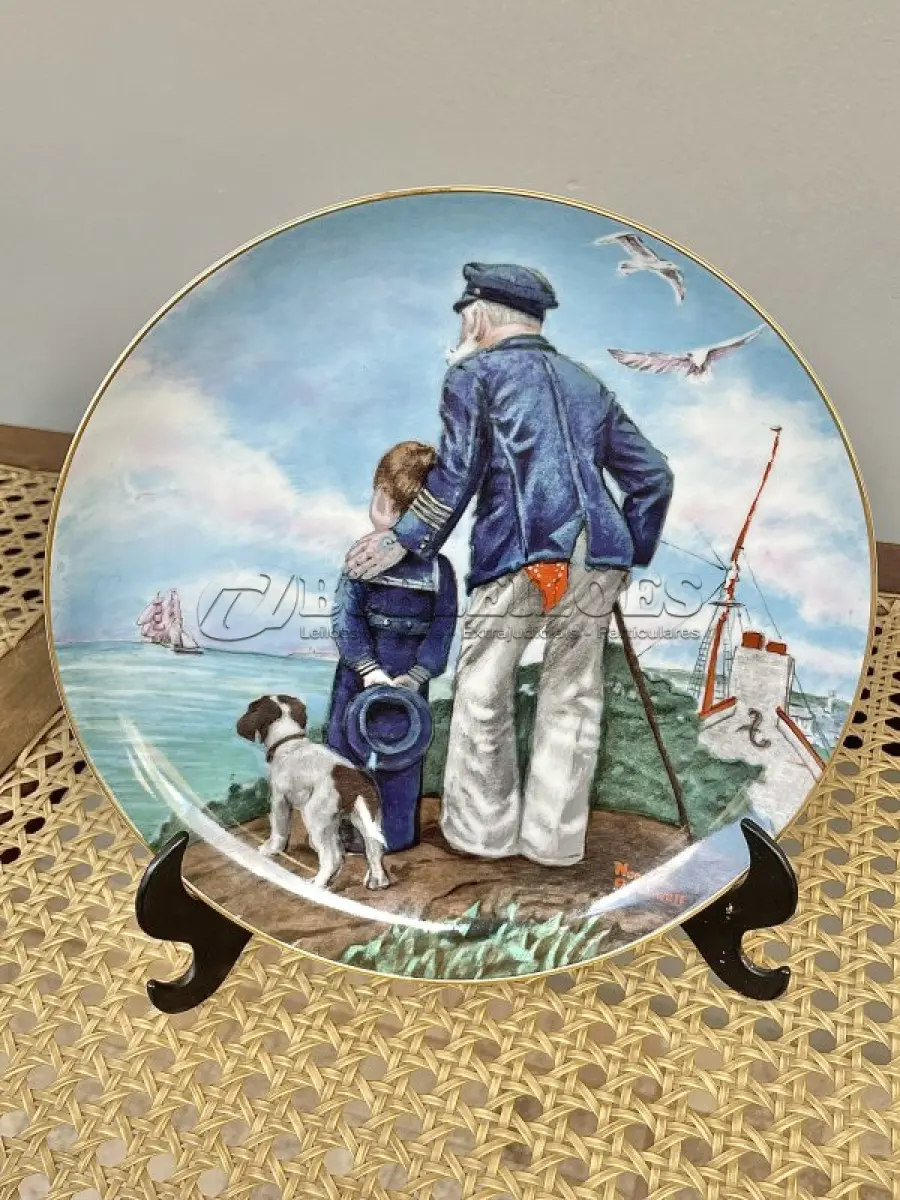 LOTE 173 - 01 PRATO DE COLECIONADOR "LOOKING OUT TO SEA" DA ROYAL EATON NORMAN ROCKWELL, 1982. EDIÇÃO LIMITADA  COM 20 CM DE DIÂMETRO, MULTICOLORIDO, COM DETALHES EM OURO 22 QUILATES. REPRESENTA UM VELHO E UM MENINO COM SEU CACHORRO OLHANDO PARA O MAR.SUPORTE DO PRATO NÃO ESTÁ INCLUÍDO. ITEM COMPRADO EM GARAGENS DE ANTIGUIDADES NOS EUA. (NO ESTADO) ATENÇÃO! FAZER A VISITAÇÃO ANTES DE ARREMATAR, NÃO SABEMOS SE FUNCIONA, LEILÃO NÃO TEM GARANTIA E NEM DEVOLUÇÃO, SUJEITO A POSSÍVEIS AVARIAS VISÍVEIS/OCULTAS E/OU AUSÊNCIA DE COMPONENTES.