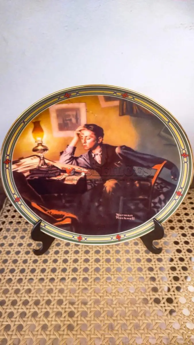 LOTE 185 - 01 PRATO SONHO DE UM JOVEM, QUINTO NA SÉRIE ROCKWELL AMERICAN DREAM, PRATO DE EXPOSIÇÃO VINTAGE, 1986,PLACA DA EDWIN KNOWLES CHINA COMPANY, NÚMERO 14027B  GUARDADO A ANOS.CAIXA ORIGINAL + CERTIFICADO DE AUTORIZAÇÃO + BROCHURA INFORMATIVA PARA ESTA PLACA DE COLECIONADOR DA SÉRIE DE PLACAS DA COLEÇÃO ROCKWELL'S AMERICAN DREAM (BRADFORD EXCHANGE) DO ARTISTA NORMAN ROCKWELL. THE EDWARD M. KNOWLES CHINA COMPANY. ROCKWELL SOCIETY OF AMERICA. AS EDIÇÕES FORAM LIMITADAS A UM MÁXIMO DE 150 DIAS DE QUEIMA. A PLACA ESTÁ EM PERFEITAS CONDIÇÕES, SEM USO E SEM EXPOSIÇÃO. COM  21 CM DE DIÂMETRO. 1986. BRADEX Nº 84-R70-7.5 ARTISTA: NORMAN ROCKWELL. ITEM COMPRADO EM GARAGENS DOS EUA. COM CERTIFICADO DE AUTENTICIDADE E SELO DE ORIGINALIDADE NO PRATO.O SUPORTE DO PRATO NÃO ESTÁ INCLUÍDO. (NO ESTADO) ATENÇÃO! FAZER A VISITAÇÃO ANTES DE ARREMATAR, NÃO SABEMOS SE FUNCIONA, LEILÃO NÃO TEM GARANTIA E NEM DEVOLUÇÃO, SUJEITO A POSSÍVEIS AVARIAS VISÍVEIS/OCULTAS E/OU AUSÊNCIA DE COMPONENTES.