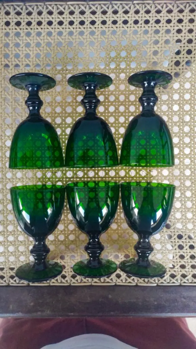 LOTE 154 - 01 LOTE COM BELÍSSIMAS TAÇAS DE PÉ ALTAS PARA VINHO, IMPORTADAS EXECUTADAS LOTE COM 6 TAÇAS NA TONALIDADE VERDE ESMERALDA 10 CM X 6,5 CM.  (NO ESTADO) ATENÇÃO! FAZER A VISITAÇÃO ANTES DE ARREMATAR, NÃO SABEMOS SE FUNCIONA, LEILÃO NÃO TEM GARANTIA E NEM DEVOLUÇÃO, SUJEITO A POSSÍVEIS AVARIAS VISÍVEIS/OCULTAS E/OU AUSÊNCIA DE COMPONENTES.