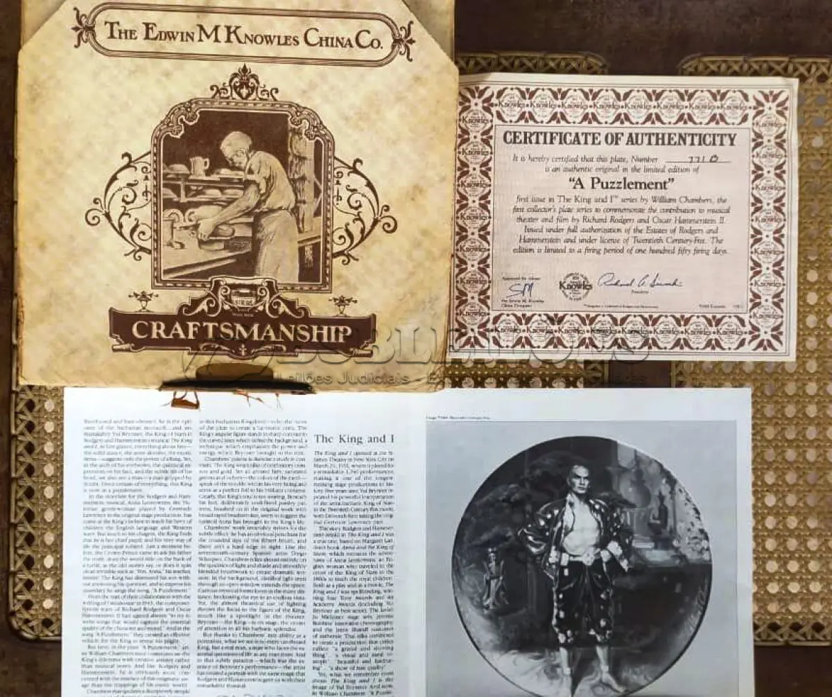 LOTE 331 - 01 ADORADO PRATO DE COLECIONADOR INTITULADO "UM ENIGMA" É UM PRATO DE COLECIONADOR DE EDIÇÃO LIMITADA DA SÉRIE  "THE KING AND" "EM PORTUGUES O REI E EU", DE KNOWLES.PINTADO À MÃO POR WILLIAM CHAMBERS. VENDIDO APENAS POR 150 DIAS E LOGO FOI ENCERRADA AS VENDAS NOS EUA. EM 1980.O PRATO MEDE APROXIMADAMENTE 21 CM E ESTÁ EM EXCELENTE ESTADO.NÚMERO DO PRATO: 771B.COM CAIXA E CERTIFICADO, MANTIDO EM CASA LIVRE DE FUMO.PEÇA COMPRADA EM GARAGEM DE ANTIGUIDADES NOS EUA. “SUPORTE PARA PRATO NÃO INCLUÍDO NESTA VENDA.” . (NO ESTADO) ATENÇÃO! FAZER A VISITAÇÃO ANTES DE ARREMATAR, NÃO SABEMOS SE FUNCIONA, LEILÃO NÃO TEM GARANTIA E NEM DEVOLUÇÃO, SUJEITO A POSSÍVEIS AVARIAS VISÍVEIS/OCULTAS E/OU AUSÊNCIA DE COMPONENTES.