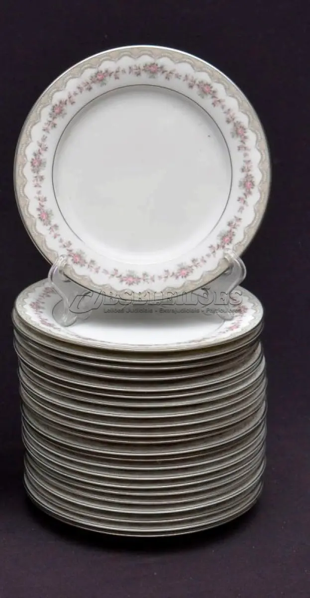 LOTE 172 - 15 PRATOS IMPORTADOS DO JAPÃO DE PORCELANA DA CONHECIDA MARCA BEM FAMOSA PELO MUNDO NOTITAKE JAPONESA  PARA SOBREMESA.  DIÂMETRO 21 CM.SUPORTE DO PRATO NÃO ESTÁ INCLUÍDO. (NO ESTADO) ATENÇÃO! FAZER A VISITAÇÃO ANTES DE ARREMATAR, NÃO SABEMOS SE FUNCIONA, LEILÃO NÃO TEM GARANTIA E NEM DEVOLUÇÃO, SUJEITO A POSSÍVEIS AVARIAS VISÍVEIS/OCULTAS E/OU AUSÊNCIA DE COMPONENTES.