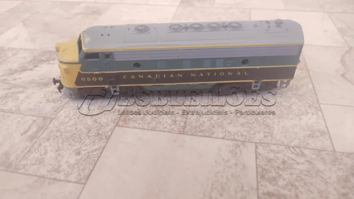LOTE 180 - 01 LOCOMOTIVA A DIESEL ATHEARN HO-GAUGE CANADIAN NATIONAL EMD F7. ITEM COMPRADO EM GARAGENS DE ANTIGUIDADES NOS EUA. (NO ESTADO) ATENÇÃO! FAZER A VISITAÇÃO ANTES DE ARREMATAR, NÃO SABEMOS SE FUNCIONA, LEILÃO NÃO TEM GARANTIA E NEM DEVOLUÇÃO, SUJEITO A POSSÍVEIS AVARIAS VISÍVEIS/OCULTAS E/OU AUSÊNCIA DE COMPONENTES.