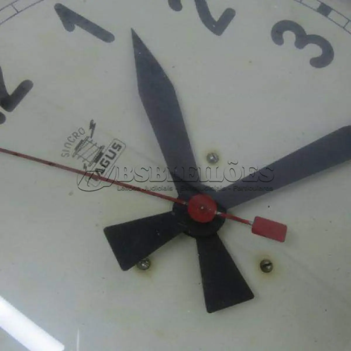 LOTE 124 - RELÓGIO DE PAREDE TAGUS SINCRO - ELÉTRICO, FUNCIONANDO CAIXA EM METAL BEM CONSERVADA VIDRO BOMBE, MEDE 36CM DE DIÂMETRO X 7,5CM DE PROFUNDIDADE. (NO ESTADO) ATENÇÃO! FAZER A VISITAÇÃO ANTES DE ARREMATAR, NÃO SABEMOS SE FUNCIONA, LEILÃO NÃO TEM GARANTIA E NEM DEVOLUÇÃO, SUJEITO A POSSÍVEIS AVARIAS VISÍVEIS/OCULTAS E/OU AUSÊNCIA DE COMPONENTES.