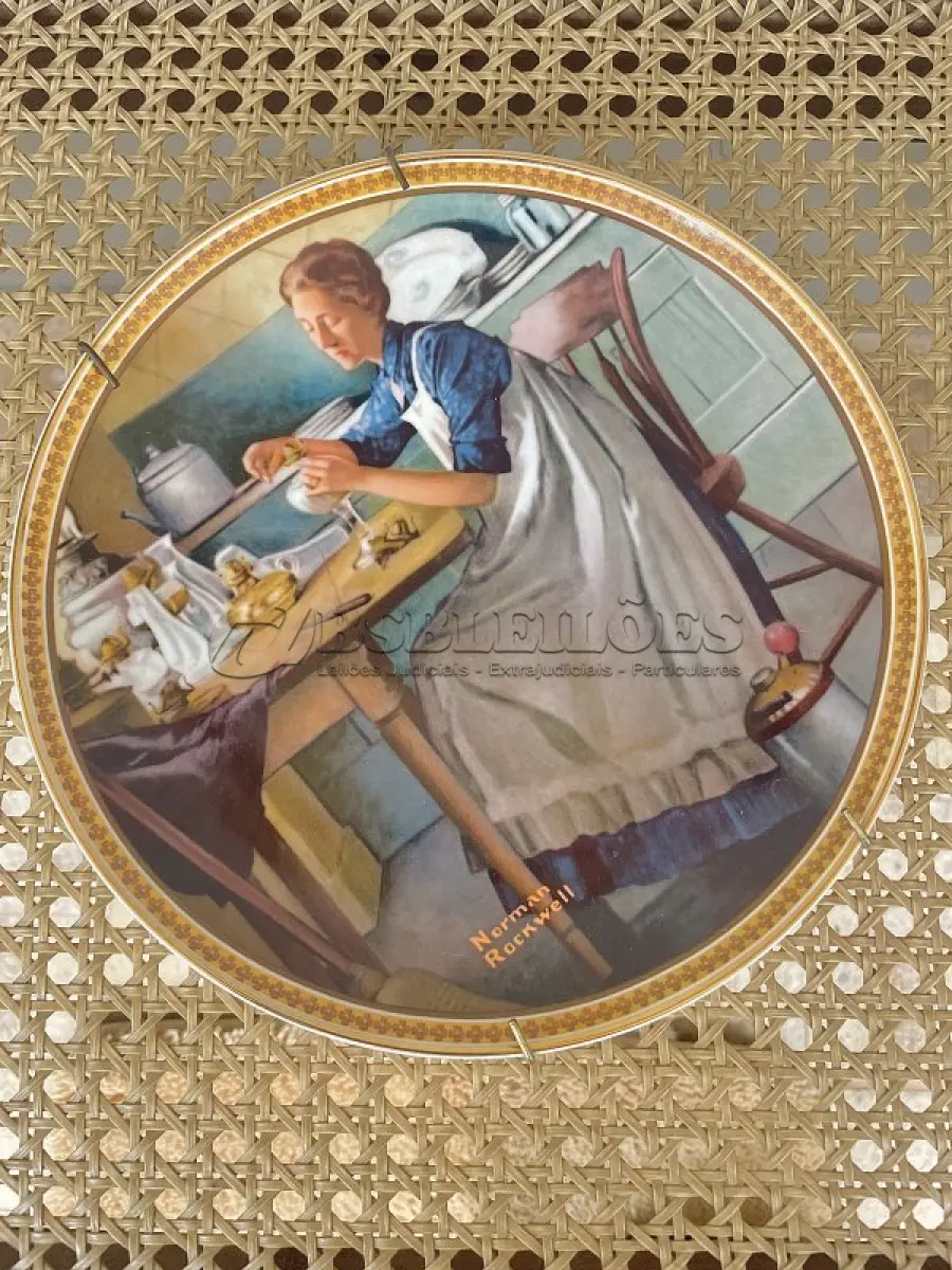 LOTE 318 - 01 PRATO DE COLECIONADOR VINTAGE NORMAN ROCKWELL "WORKING IN THE KITCHEN" "EM PORTUGUES TRABALHANDO NA COZINHA", EDIÇÃO 9 DA COLEÇÃO 'MULHERES REDESCOBERTAS DE ROCKWELL'.A ARTISTA MAIS AMADA DOS ESTADOS UNIDOS APRESENTA UMA SÉRIE INTITULADA "MULHERES REDESCOBERTAS DE ROCKWELL". ESTA É A NONA EDIÇÃO DA SÉRIE “TRABALHANDO NA COZINHA”.PRATO DE NUMERO 1511 B DA EDIÇÃO LIMITADA. EDWIN M, KNOWLES FINE CHINA, NÚMERO BRADEX 84-R70-4.9. COM CERTIFICADO DE AUTENTICIDADE E HISTÓRICO ESCRITO DA IMAGEM DA PLACA INCLUÍDOS. COM DIÂMETRO DE 21 CM CAIXA ORIGINAL. PRATO COM NOTA FISCAL DA ÉPOCA COMPRADO EM 13/09/1983.EM EXCELENTE ESTADO. O SUPORTE DO PRATO NÃO ESTÁ INCLUÍDO. PEÇA COMPRADA EM GARAGEM DE ANTIGUIDADES NOS EUA. SUPORTE PARA PRATO NÃO INCLUÍDO NESTA VENDA. (NO ESTADO) ATENÇÃO! FAZER A VISITAÇÃO ANTES DE ARREMATAR, NÃO SABEMOS SE FUNCIONA, LEILÃO NÃO TEM GARANTIA E NEM DEVOLUÇÃO, SUJEITO A POSSÍVEIS AVARIAS VISÍVEIS/OCULTAS E/OU AUSÊNCIA DE COMPONENTES.