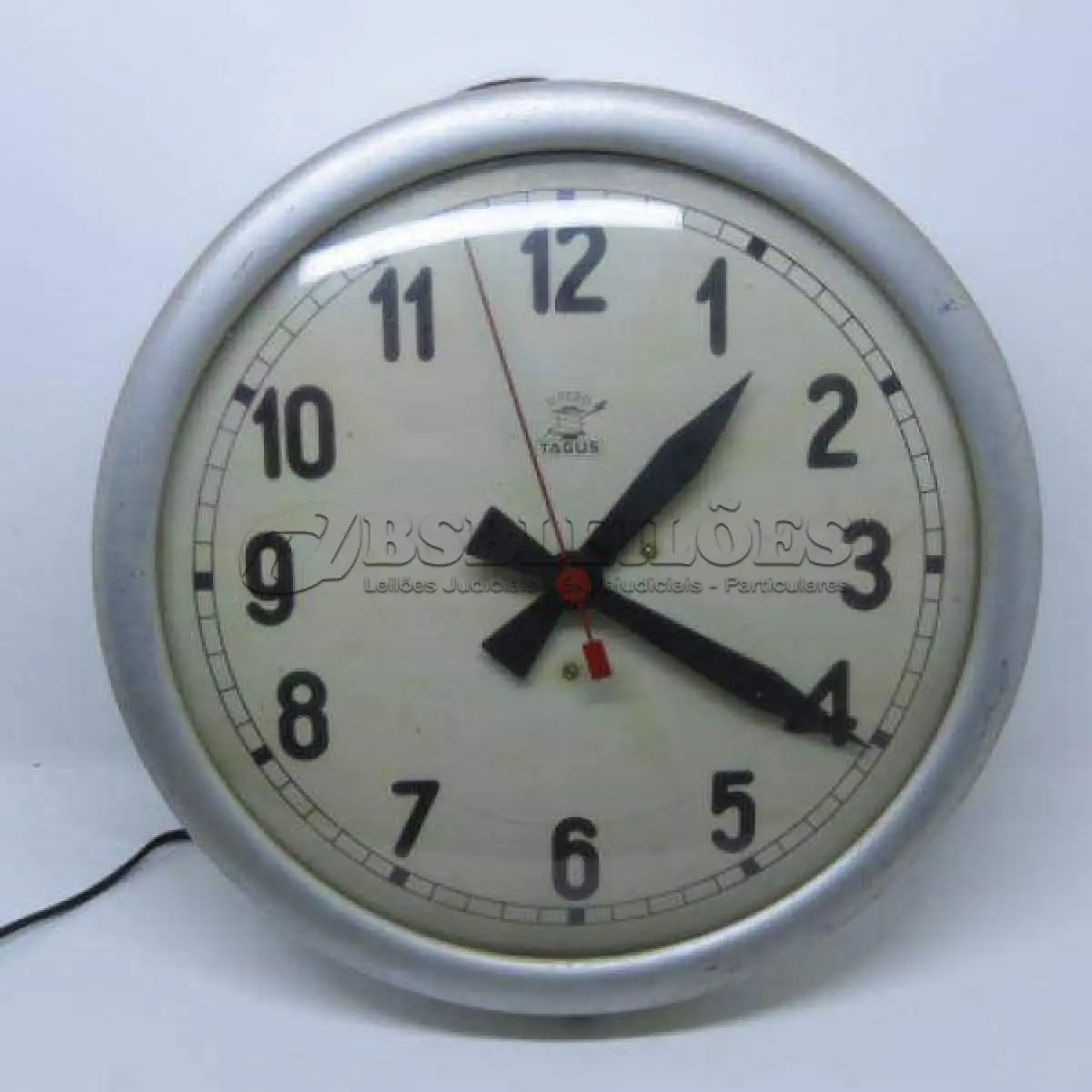 LOTE 124 - RELÓGIO DE PAREDE TAGUS SINCRO - ELÉTRICO, FUNCIONANDO CAIXA EM METAL BEM CONSERVADA VIDRO BOMBE, MEDE 36CM DE DIÂMETRO X 7,5CM DE PROFUNDIDADE. (NO ESTADO) ATENÇÃO! FAZER A VISITAÇÃO ANTES DE ARREMATAR, NÃO SABEMOS SE FUNCIONA, LEILÃO NÃO TEM GARANTIA E NEM DEVOLUÇÃO, SUJEITO A POSSÍVEIS AVARIAS VISÍVEIS/OCULTAS E/OU AUSÊNCIA DE COMPONENTES.