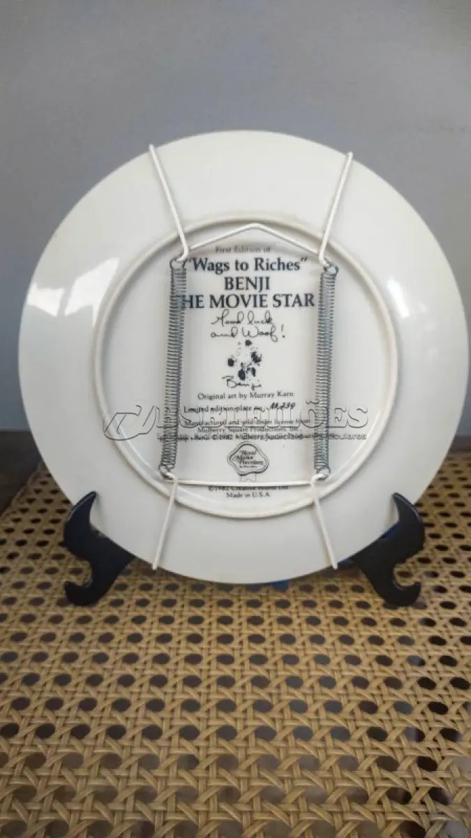 LOTE 155 - 01 RARO PRATO DE PORCELANA ROYAL MANOR  COM  21,5 CM. PRIMEIRA EDIÇÃO DE 1982 PARA COLECIONADORES - BENJI, O CACHORRO. PRODUZIDO EXCLUSIVAMENTE PARA A CREATIVE WORLD, WHITE PLAINS, NOVA YORK. PRIMEIRA EDIÇÃO DE "WAGS TO RICHES" DE BENJI, O ASTRO DE CINEMA, POR MURRAY KARN, CW 1982. PLACA NÚMERO AA 230, A PLACA FOI PRODUZIDA A PARTIR DO RETRATO DE BENJI ORIGINAL, DE MURRAY KARN. O ITEM ACOMPANHA CERTIFICADO DE AUTENTICIDADE E CAIXA ORIGINAL.  ITEM COMPRADO EM GARAGENS DE ANTIGUIDADES NOS EUA.SUPORTE PARA PRATO NÃO INCLUÍDO NESTA VENDA. (NO ESTADO) ATENÇÃO! FAZER A VISITAÇÃO ANTES DE ARREMATAR, NÃO SABEMOS SE FUNCIONA, LEILÃO NÃO TEM GARANTIA E NEM DEVOLUÇÃO, SUJEITO A POSSÍVEIS AVARIAS VISÍVEIS/OCULTAS E/OU AUSÊNCIA DE COMPONENTES.
