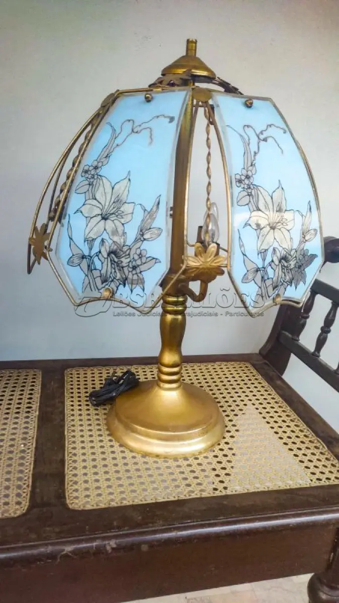 LOTE 156 - 01 ABAJUR ANTIGO EM BRONZE COM 50 CM DE ALTURA. (NO ESTADO) ATENÇÃO! FAZER A VISITAÇÃO ANTES DE ARREMATAR, NÃO SABEMOS SE FUNCIONA, LEILÃO NÃO TEM GARANTIA E NEM DEVOLUÇÃO, SUJEITO A POSSÍVEIS AVARIAS VISÍVEIS/OCULTAS E/OU AUSÊNCIA DE COMPONENTES.