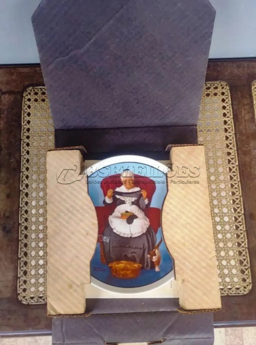 LOTE 322 - 01  PRATO DE COLECIONADOR PRIMEIRA EDIÇÃO LIMITADA DA NORMAN ROCKWELL CELEBRA O DIA DAS MÃES “ MENDING TIME”  “ EM PORTUGUES TEMPO DE CONSERTO" O PRATO DE CERÂMICA MULTICOLORIDO PRATO NUMERAO 17216 B APRESENTA UM DESIGN VINTAGE QUE EXPÕE A ARTE DA PRODUÇÃO DE CERÂMICA NO FINAL DO SÉCULO XX. O PRATO É PERFEITO PARA COLECIONADORES OU COMO UM PRESENTE ESPECIAL PARA ALGUÉM QUE APRECIA A CULTURA E A ARTE AMERICANAS. A TÉCNICA DE PRODUÇÃO DO PRATO É A CERÂMICA E ELE FOI FABRICADO NOS ESTADOS UNIDOS. COM SELAO DE ATUTENTICIDADE EM EXCELENTE ESTADO. O SUPORTE DO PRATO NÃO ESTÁ INCLUÍDO. PEÇA COMPRADA EM GARAGEM DE ANTIGUIDADES NOS EUA. COM CAIXA E CERTIFICADO DE AUTENTICIDADE ORIGINAL. SUPORTE PARA PRATO NÃO INCLUÍDO NESTA VENDA. (NO ESTADO) ATENÇÃO! FAZER A VISITAÇÃO ANTES DE ARREMATAR, NÃO SABEMOS SE FUNCIONA, LEILÃO NÃO TEM GARANTIA E NEM DEVOLUÇÃO, SUJEITO A POSSÍVEIS AVARIAS VISÍVEIS/OCULTAS E/OU AUSÊNCIA DE COMPONENTES.