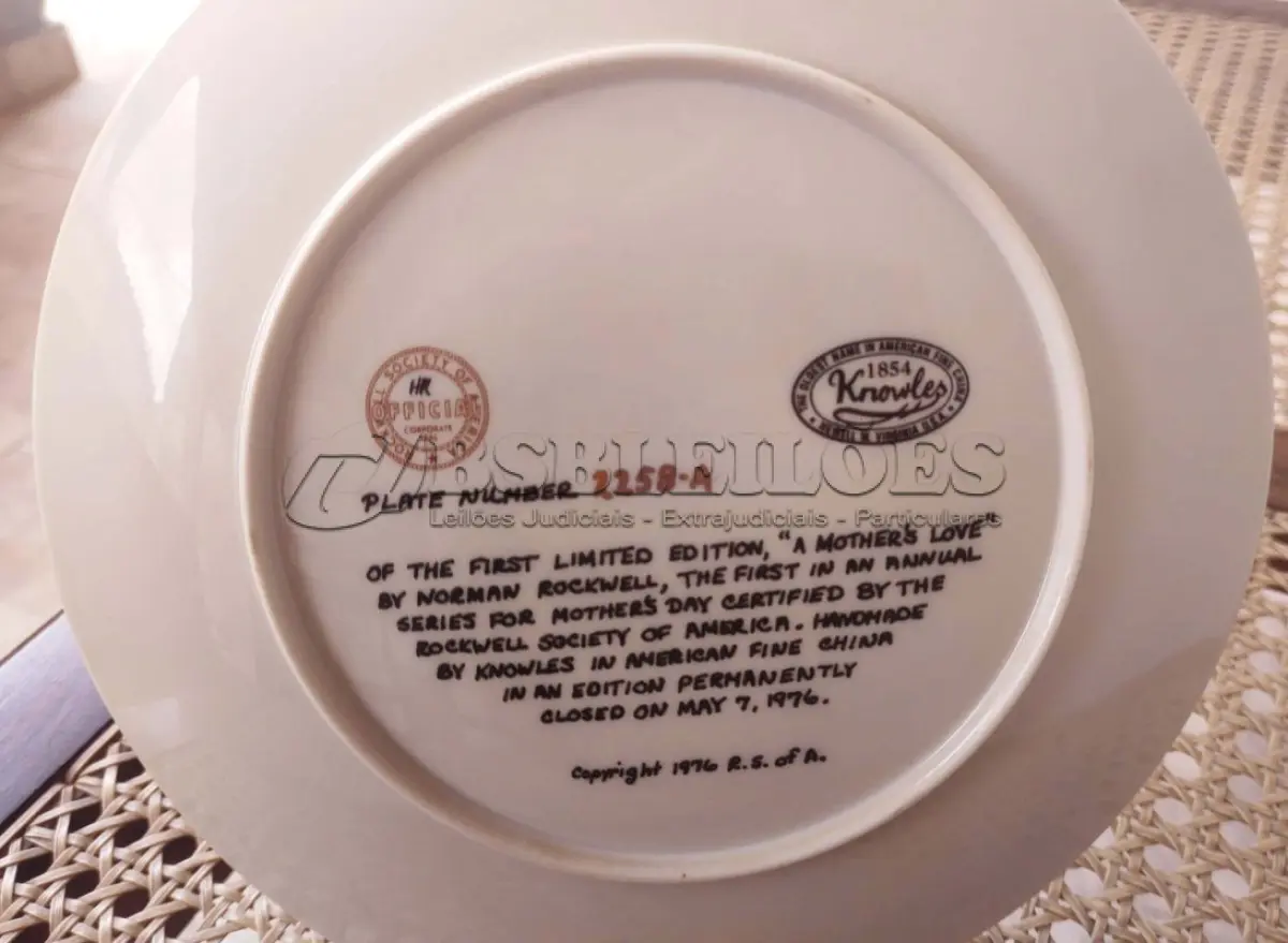 LOTE 306 - 01 RARO PRATO DA PRIMEIRA EDIÇÃO LIMITADA DE NORMAN ROCKWELL KNOWLES MOTHER'S DAY 1976 COLLECTOR PLATE A MOTHER’S LOVE. PRATO DE COLECIONADOR NORMAN ROCKWELL KNOWLES PARA O DIA DAS MÃES DE 1976, "A MOTHER'S LOVE" " EM PORTUGUES AMOR DE MÃE" NÚMERO DO PRATO: 2258-A. COM 21,5 CM DE DIÂMETRO  LANÇADO EM 7 MAIO DE  1976.E LOGO FOI FECHADO A FABRICAÇÃO DA MESMA. EM EXCELENTE ESTADO, POSSUI A CAIXA ORIGINAL E OS DOCUMENTOS. O SUPORTE DO PRATO NÃO ESTÁ INCLUÍDO. PEÇA COMPRADA EM GARAGEM DE ANTIGUIDADES NOS EUA. SUPORTE PARA PRATO NÃO INCLUÍDO NESTA VENDA. (NO ESTADO) ATENÇÃO! FAZER A VISITAÇÃO ANTES DE ARREMATAR, NÃO SABEMOS SE FUNCIONA, LEILÃO NÃO TEM GARANTIA E NEM DEVOLUÇÃO, SUJEITO A POSSÍVEIS AVARIAS VISÍVEIS/OCULTAS E/OU AUSÊNCIA DE COMPONENTES.