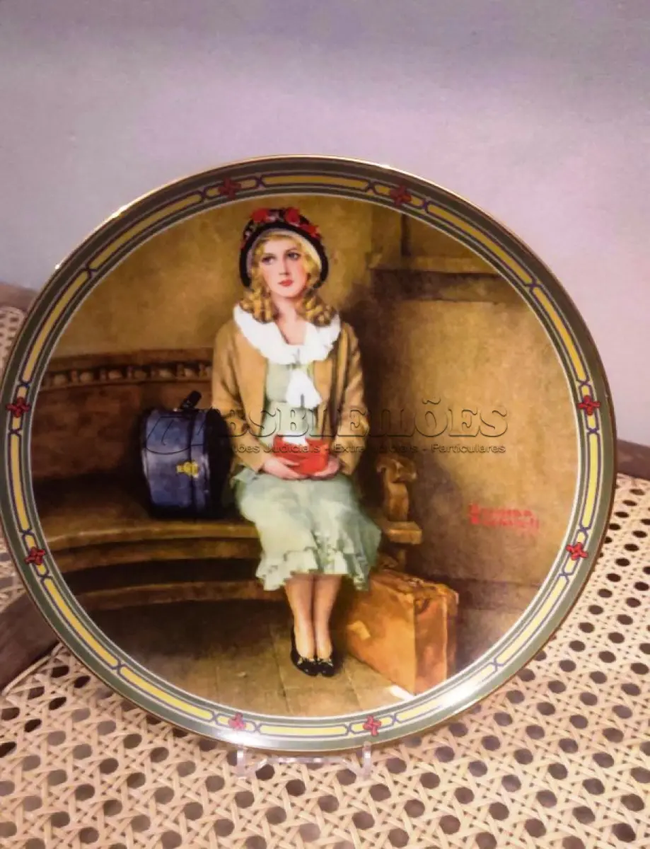 LOTE 292 - 01 PRATO DE PORCELANA COLECIONÁVEL. ASSINATURA KNOWLES 1985 NOME EM PORCELANA FINA DA EDIÇÃO LIMITADA "ROCKWELL'S AMERICAN DREAM" DE 1985. A PLACA TEM SEU PRÓPRIO NÚMERO INDIVIDUAL NA SÉRIE 4716C  E UM NÚMERO NA LISTA INTERNACIONAL DE PLACAS DE COLECIONADOR BRADEX N.º 84 - R70 - 7. 1 COM DECORAÇÃO DE NORMAN ROCKWELL. TEMA  'O SONHO DE UMA JOVEM'. O PRIMEIRO DA SÉRIE AUTORIZADO PELA FAMÍLIA DO AUTOR.PORCELANA FORTE, NOBRE E RESSONANTE. FORMATO LEVEMENTE SEMI PROFUNDO, DECORAÇÃO PICTÓRICA CHARMOSA COM ACABAMENTO ACETINADO. CORES INTERESSANTES BORDA DOURADA. ASSINATURA DO AUTOR NO ANVERSO E NO REVERSO. PARA DECORAÇÃO, COM 21 CM DE DIAMETRO COM CAIXA CERTIFICADO DE AUTENTICIDADE E FOLHETOS ORIGINAIS. (NO ESTADO) ATENÇÃO! FAZER A VISITAÇÃO ANTES DE ARREMATAR, NÃO SABEMOS SE FUNCIONA, LEILÃO NÃO TEM GARANTIA E NEM DEVOLUÇÃO, SUJEITO A POSSÍVEIS AVARIAS VISÍVEIS/OCULTAS E/OU AUSÊNCIA DE COMPONENTES.