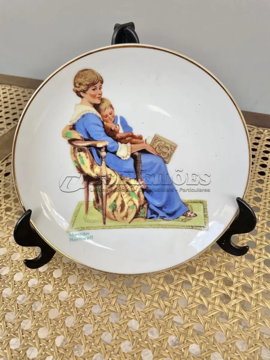 LOTE 175 - 01 PRATO DE COLECIONADOR INTITULADO "HORA DE DORMIR" É INSPIRADO NA OBRA DE NORMAN ROCKWELL E FAZ PARTE DA MARCA MUSEUM COLLECTIONS INC. APRESENTA UM DESIGN CHARMOSO QUE RETRATA A ROTINA DA HORA DE DORMIR DE UMA CRIANÇA, COM UM TOQUE VINTAGE QUE O TORNA PERFEITO PARA TODAS AS OCASIÕES. O PRATO TEM 16 CM DE DIÂMETRO. ESTE ITEM FOI FABRICADO NO JAPÃO DURANTE A DÉCADA DE 1980 E É UM ÓTIMO COMPLEMENTO PARA QUALQUER COLEÇÃO DE ITENS DECORATIVOS COLECIONÁVEIS. O TEMA DO PRATO É A HORA DE DORMIR, E É PERFEITO PARA QUEM APRECIA A CULTURA AMERICANA E ITENS VINTAGE. SUPORTE DO PRATO NÃO ESTÁ INCLUÍDO. ITEM COMPRADO EM GARAGENS DE ANTIGUIDADES NOS EUA. (NO ESTADO) ATENÇÃO! FAZER A VISITAÇÃO ANTES DE ARREMATAR, NÃO SABEMOS SE FUNCIONA, LEILÃO NÃO TEM GARANTIA E NEM DEVOLUÇÃO, SUJEITO A POSSÍVEIS AVARIAS VISÍVEIS/OCULTAS E/OU AUSÊNCIA DE COMPONENTES.