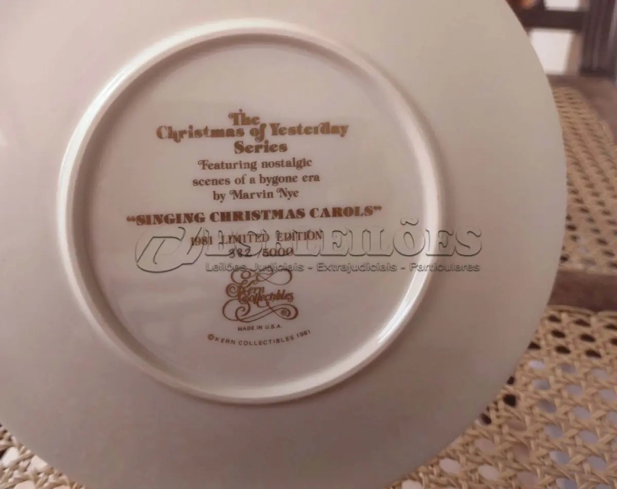 LOTE 309 - 01 SÉRIE NATAL DE CINTILANTES APRESENTANDO CENAS NOSTÁLGICAS DE UMA ERA PASSADA POR MARVIN CANTAR CANÇOES  DE NATAL RGING EDIÇÃO LIMITADA DE 1981 PRATO DE NUMERO 382/5000 SOLUCIONÁVEIS FEITO NOS EUA COLECIONÁVEIS OKERN 1981,PRATO COLECIONÁVEL DE 20 CM APRESENTA O NATAL DE ONTEM DA KERN EM UMA LINDA COR VERMELHA E É FEITO DE CERÂMICA E PORCELANA. É UMA PEÇA PÓS-1940 E INCLUI O ICÔNICO DESIGN DE CANÇÕES NATALINAS CANTADAS. ESTE ITEM É PERFEITO PARA QUALQUER COLECIONADOR OU FÃ DE DECORAÇÃO VINTAGE.EM EXCELENTE ESTADO, POSSUI A CAIXA ORIGINAL E OS DOCUMENTOS. O SUPORTE DO PRATO NÃO ESTÁ INCLUÍDO. PEÇA COMPRADA EM GARAGEM DE ANTIGUIDADES NOS EUA. SUPORTE PARA PRATO NÃO INCLUÍDO NESTA VENDA. (NO ESTADO) ATENÇÃO! FAZER A VISITAÇÃO ANTES DE ARREMATAR, NÃO SABEMOS SE FUNCIONA, LEILÃO NÃO TEM GARANTIA E NEM DEVOLUÇÃO, SUJEITO A POSSÍVEIS AVARIAS VISÍVEIS/OCULTAS E/OU AUSÊNCIA DE COMPONENTES.