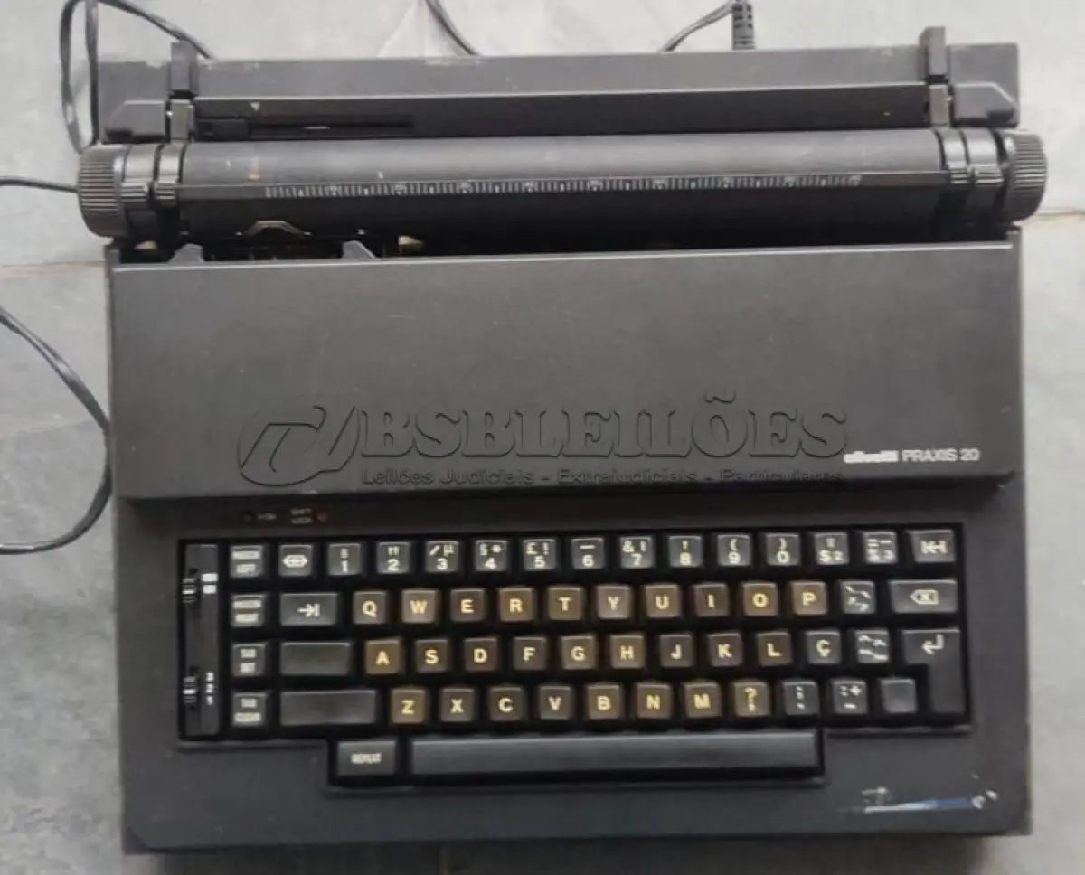 LOTE 426 - 01 MÁQUINA DE ESCREVER ANTIGA. (NO ESTADO) ATENÇÃO! FAZER A VISITAÇÃO ANTES DE ARREMATAR, NÃO SABEMOS SE FUNCIONA, LEILÃO NÃO TEM GARANTIA E NEM DEVOLUÇÃO, SUJEITO A POSSÍVEIS AVARIAS VISÍVEIS/OCULTAS E/OU AUSÊNCIA DE COMPONENTES.