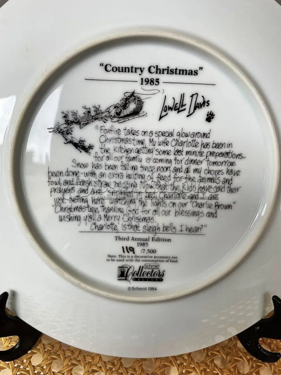 LOTE 135 - 01 RARO PRATO DE NATAL COUNTRY LOWELL DAVIS DE 1985, LANÇADO NOS EUA COM APENAS 7,500 PRATOS LANÇADOS  ESSE PRATO E O NÚMERO 119 DE 7500 DA TIRAGEM COM 21,5 CM DE DIÂMETRO. COM CAIXA E CERTIFICADO DE AUTENTICIDADE E ACOMPANHA LP DO MESMO. BELA PEÇA E RARA. ITEM COMPRADO EM GARAGENS DE ANTIGUIDADES NOS EUA.SUPORTE PARA PRATO NÃO INCLUÍDO NESTA VENDA. (NO ESTADO) ATENÇÃO! FAZER A VISITAÇÃO ANTES DE ARREMATAR, NÃO SABEMOS SE FUNCIONA, LEILÃO NÃO TEM GARANTIA E NEM DEVOLUÇÃO, SUJEITO A POSSÍVEIS AVARIAS VISÍVEIS/OCULTAS E/OU AUSÊNCIA DE COMPONENTES.