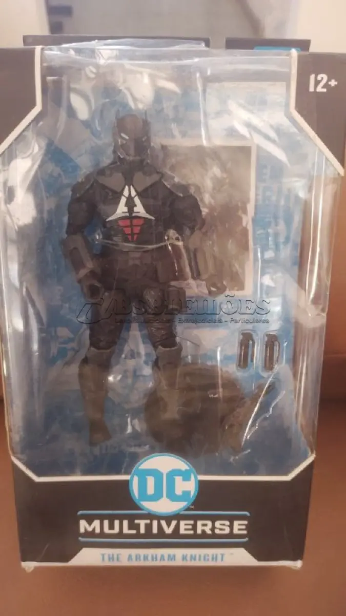 LOTE 138 - 01 DC MCFARLANE MULTIVERSE BATMAN: THE ARKHAM KNIGHT FIGURE NEW NOVA LACRADO NA CAIXA  COMPRADA EM GARAGEM DE ANTIGUIDADES NOS EUA. (NO ESTADO) ATENÇÃO! FAZER A VISITAÇÃO ANTES DE ARREMATAR, NÃO SABEMOS SE FUNCIONA, LEILÃO NÃO TEM GARANTIA E NEM DEVOLUÇÃO, SUJEITO A POSSÍVEIS AVARIAS VISÍVEIS/OCULTAS E/OU AUSÊNCIA DE COMPONENTES.