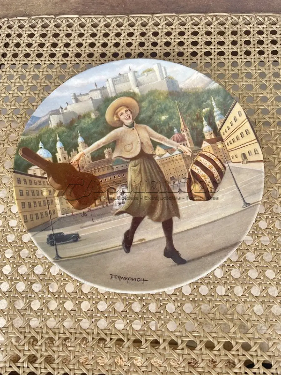 LOTE 275 - A NOVIÇA REBELDE (1949) - "I HAVE CONFIDENCE", 6ª PLACA COLECIONÁVEL DA SÉRIE DE PLACAS PARA COLECIONADORES EM HOMENAGEM A ESTE ADORADO MUSICAL. FEITO EM UMA EDIÇÃO ESTRITAMENTE LIMITADA A 150 DIAS DE QUEIMA NOS EUA. POR KNOWLES, O NOME MAIS ANTIGO DA AMÉRICA EM FINE PORCELANA CHINA ENDOSSADA PELOS ESPÓLIOS DE RICHARD RODGERS E OSCAR HAMMERSTEIN II. PINTADA EXCLUSIVAMENTE PARA ESTA EDIÇÃO LIMITADA POR T. CRNKOVICH E QUEIMADA EM PORCELANA FINA POR EDWIN M. KNOWLES. PLACA NÚMERO 14095 D, COM CERTIFICADO DE AUTENTICIDADE  E FOLHETOS DO MESMO  SEXTA GRAVURA DE A NOVIÇA REBELDE. ANO: 1987.NÚMERO BRADEX: 84-K41-18.6.ITEM COMPRADO EM GARAGEM DE ANTIGUIDADES NOS EUA. SUPORTE PARA PRATO NÃO INCLUÍDO NESTA VENDA. (NO ESTADO) ATENÇÃO! FAZER A VISITAÇÃO ANTES DE ARREMATAR, NÃO SABEMOS SE FUNCIONA, LEILÃO NÃO TEM GARANTIA E NEM DEVOLUÇÃO, SUJEITO A POSSÍVEIS AVARIAS VISÍVEIS/OCULTAS E/OU AUSÊNCIA DE COMPONENTES.