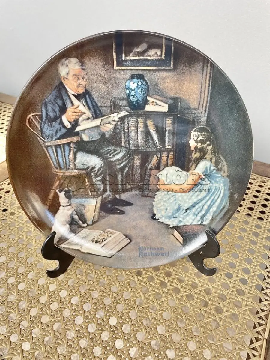 LOTE 167 - 01 PRATO VINTAGE NORMAN ROCKWELL DE 1984. INTITULA-SE "THE STORYTELLER" (O CONTADOR DE HISTÓRIAS). É FEITO EM PORCELANA FINA KNOWLES. É O OITAVO DA COLEÇÃO ROCKWELL HERITAGE. FABRICADO EM EDIÇÃO LIMITADA, PERMANENTEMENTE FECHADO EM 1984 PELA KNOWLES E CERTIFICADO COMO UM "VERDADEIRO CLÁSSICO ROCKWELL" PELA ROCKWELL SOCIETY OF AMERICA. É MARCADO COM O NÚMERO BRADEX 84-R70-3.8. É MARCADO COM O NÚMERO DE PLACA C 8167O.SUPORTE DO PRATO NÃO ESTÁ INCLUÍDO. ITEM COMPRADO EM GARAGENS DE ANTIGUIDADES NOS EUA. (NO ESTADO) ATENÇÃO! FAZER A VISITAÇÃO ANTES DE ARREMATAR, NÃO SABEMOS SE FUNCIONA, LEILÃO NÃO TEM GARANTIA E NEM DEVOLUÇÃO, SUJEITO A POSSÍVEIS AVARIAS VISÍVEIS/OCULTAS E/OU AUSÊNCIA DE COMPONENTES.