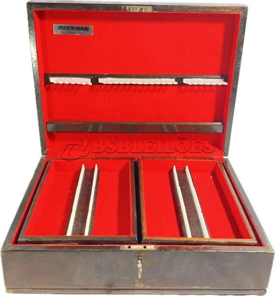 LOTE 190 - 01 ANTIGA CAIXA FAQUEIROS ARTE DÉCOR. ANOS 50, EM MADEIRA NOBRE, INTERIOR COM FORRAÇÃO EM TECIDO AVELUDADO. ACOMPANHA CHAVE. COM 18X55X42 CM. SEM CUPIM PRECISA APENAS DE UMA LIMPEZA, POIS FOI EMBALADA COM FITA MARCAS DAS FOTOS SAI FÁCIL