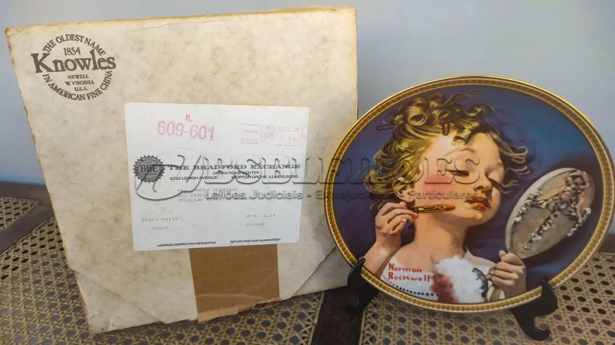 LOTE 147 - 01 RARO PRATO PARA AMANTES E COLECIONADORES DE NORMAN ROCKWELL! ESTE É UM PRATO COLECIONÁVEL DE PORCELANA VINTAGE DE EDIÇÃO LIMITADA. "MAKING BELIEVE AT THE MIRROR" DE NUMERO 16209M É A QUARTA PLACA DA COLEÇÃO DE EDIÇÃO LIMITADA INTITULADA ROCKWELL'S REDISCOVERED WOMEN, UMA SÉRIE QUE OFERECE UMA RETROSPECTIVA ÚNICA DAS OBRAS DE NORMAN ROCKWELL. ESTA OBRA É OFICIALMENTE CERTIFICADA PELA ROCKWELL SOCIETY OF AMERICA. FOI ENCONTRADA EM UM ARMÁRIO DURANTE A VENDA DE UMA PROPRIEDADE, APÓS MUITOS ANOS GUARDADA.  CAIXA ORIGINAL E CERTIFICADO DE AUTENTICIDADE DA PEÇA  O PRATO MEDE 21,5 CM DE DIÂMETRO.  SUPORTE PARA PRATO NÃO INCLUÍDO NESTA VENDA. (NO ESTADO) ATENÇÃO! FAZER A VISITAÇÃO ANTES DE ARREMATAR, NÃO SABEMOS SE FUNCIONA, LEILÃO NÃO TEM GARANTIA E NEM DEVOLUÇÃO, SUJEITO A POSSÍVEIS AVARIAS VISÍVEIS/OCULTAS E/OU AUSÊNCIA DE COMPONENTES.