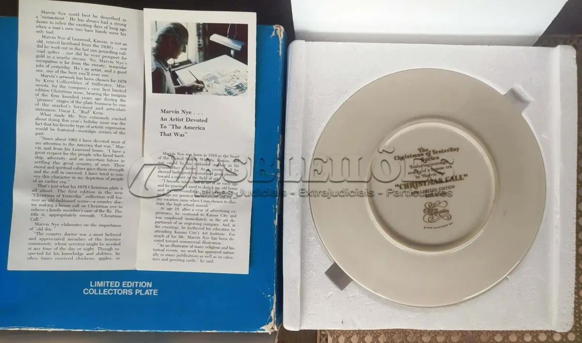 LOTE 317 - 01 PRATO COLECIONÁVEL KERN 1978 O NATAL DE ONTEM "CHRISTMAS CALL" EM PORTUGUES "CHAMADA DE NATAL". EDIÇÃO LIMITADA Nº 829/5000. KERN COLLECTIBLES. FABRICADO NOS EUA. ESTE PRATO SE CHAMA MAKING CHRISTMAS COOKIES. DA SÉRIE CHRISTMAS OF YESTERDAY. NA CAIXA ORIGINAL COM CERTIFICADO "CHRISTMAS CALL" DO ARTISTA MARVIN NYE, ANO 1978, NA CAIXA ORIGINAL, COLEÇÃO KERN,PEÇA COMPRADA EM GARAGEM DE ANTIGUIDADES NOS EUA. SUPORTE PARA PRATO NÃO INCLUÍDO NESTA VENDA.EM EXCELENTE ESTADO, POSSUI A CAIXA ORIGINAL E OS DOCUMENTOS. O SUPORTE DO PRATO NÃO ESTÁ INCLUÍDO. PEÇA COMPRADA EM GARAGEM DE ANTIGUIDADES NOS EUA. SUPORTE PARA PRATO NÃO INCLUÍDO NESTA VENDA. (NO ESTADO) ATENÇÃO! FAZER A VISITAÇÃO ANTES DE ARREMATAR, NÃO SABEMOS SE FUNCIONA, LEILÃO NÃO TEM GARANTIA E NEM DEVOLUÇÃO, SUJEITO A POSSÍVEIS AVARIAS VISÍVEIS/OCULTAS E/OU AUSÊNCIA DE COMPONENTES.