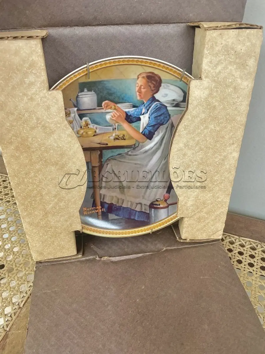 LOTE 318 - 01 PRATO DE COLECIONADOR VINTAGE NORMAN ROCKWELL "WORKING IN THE KITCHEN" "EM PORTUGUES TRABALHANDO NA COZINHA", EDIÇÃO 9 DA COLEÇÃO 'MULHERES REDESCOBERTAS DE ROCKWELL'.A ARTISTA MAIS AMADA DOS ESTADOS UNIDOS APRESENTA UMA SÉRIE INTITULADA "MULHERES REDESCOBERTAS DE ROCKWELL". ESTA É A NONA EDIÇÃO DA SÉRIE “TRABALHANDO NA COZINHA”.PRATO DE NUMERO 1511 B DA EDIÇÃO LIMITADA. EDWIN M, KNOWLES FINE CHINA, NÚMERO BRADEX 84-R70-4.9. COM CERTIFICADO DE AUTENTICIDADE E HISTÓRICO ESCRITO DA IMAGEM DA PLACA INCLUÍDOS. COM DIÂMETRO DE 21 CM CAIXA ORIGINAL. PRATO COM NOTA FISCAL DA ÉPOCA COMPRADO EM 13/09/1983.EM EXCELENTE ESTADO. O SUPORTE DO PRATO NÃO ESTÁ INCLUÍDO. PEÇA COMPRADA EM GARAGEM DE ANTIGUIDADES NOS EUA. SUPORTE PARA PRATO NÃO INCLUÍDO NESTA VENDA. (NO ESTADO) ATENÇÃO! FAZER A VISITAÇÃO ANTES DE ARREMATAR, NÃO SABEMOS SE FUNCIONA, LEILÃO NÃO TEM GARANTIA E NEM DEVOLUÇÃO, SUJEITO A POSSÍVEIS AVARIAS VISÍVEIS/OCULTAS E/OU AUSÊNCIA DE COMPONENTES.