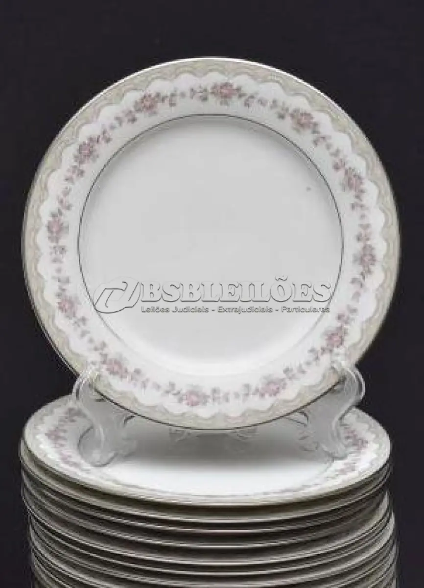 LOTE 172 - 15 PRATOS IMPORTADOS DO JAPÃO DE PORCELANA DA CONHECIDA MARCA BEM FAMOSA PELO MUNDO NOTITAKE JAPONESA  PARA SOBREMESA.  DIÂMETRO 21 CM.SUPORTE DO PRATO NÃO ESTÁ INCLUÍDO. (NO ESTADO) ATENÇÃO! FAZER A VISITAÇÃO ANTES DE ARREMATAR, NÃO SABEMOS SE FUNCIONA, LEILÃO NÃO TEM GARANTIA E NEM DEVOLUÇÃO, SUJEITO A POSSÍVEIS AVARIAS VISÍVEIS/OCULTAS E/OU AUSÊNCIA DE COMPONENTES.