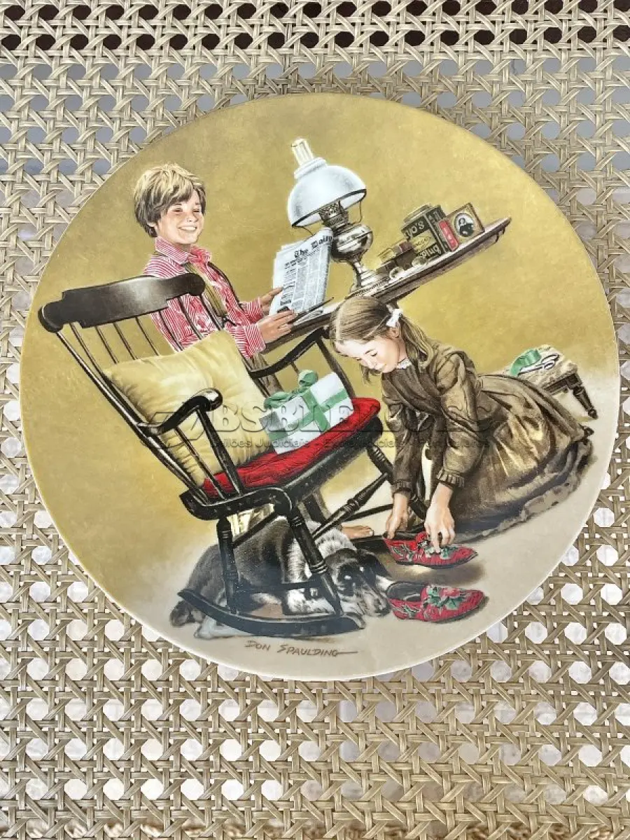 LOTE 143 - 01 RARO PRATO DE NORMAM ROCKWELL DE PORCELANA DE COLECIONADOR EDWIN KNOWLES, NUMERADA, DE 1982, DE DON SPAULDING, CHAMA-SE "DIA DOS PAIS". MEDE 21,5 CM DE DIÂMETRO. NÃO APRESENTA LASCAS, RACHADURAS OU REPAROS, LANÇADO EM 1986. APROVADO PELA FAMÍLIA ROCKWELL E SOCIEDADE DA AMÉRICA E PRODUZIDO PELA KNOWLES CHINA. PRODUZIDO EM EDIÇÃO LIMITADA A 90 DIAS DE PRODUÇÃO. NUMERADO ​​E ASSINADO. TEM 21,5 CM DE LARGURA E ESTÁ EM EXCELENTE ESTADO. ACOMPANHA CAIXA ORIGINAL E CERTIFICADO DE AUTENTICIDADE. PRATO DE NÚMERO 4944D  PEÇA COMPRADA EM GARAGEM DE ANTIGUIDADES NOS EUA. SUPORTE PARA PRATO NÃO INCLUÍDO NESTA VENDA. (NO ESTADO) ATENÇÃO! FAZER A VISITAÇÃO ANTES DE ARREMATAR, NÃO SABEMOS SE FUNCIONA, LEILÃO NÃO TEM GARANTIA E NEM DEVOLUÇÃO, SUJEITO A POSSÍVEIS AVARIAS VISÍVEIS/OCULTAS E/OU AUSÊNCIA DE COMPONENTES.