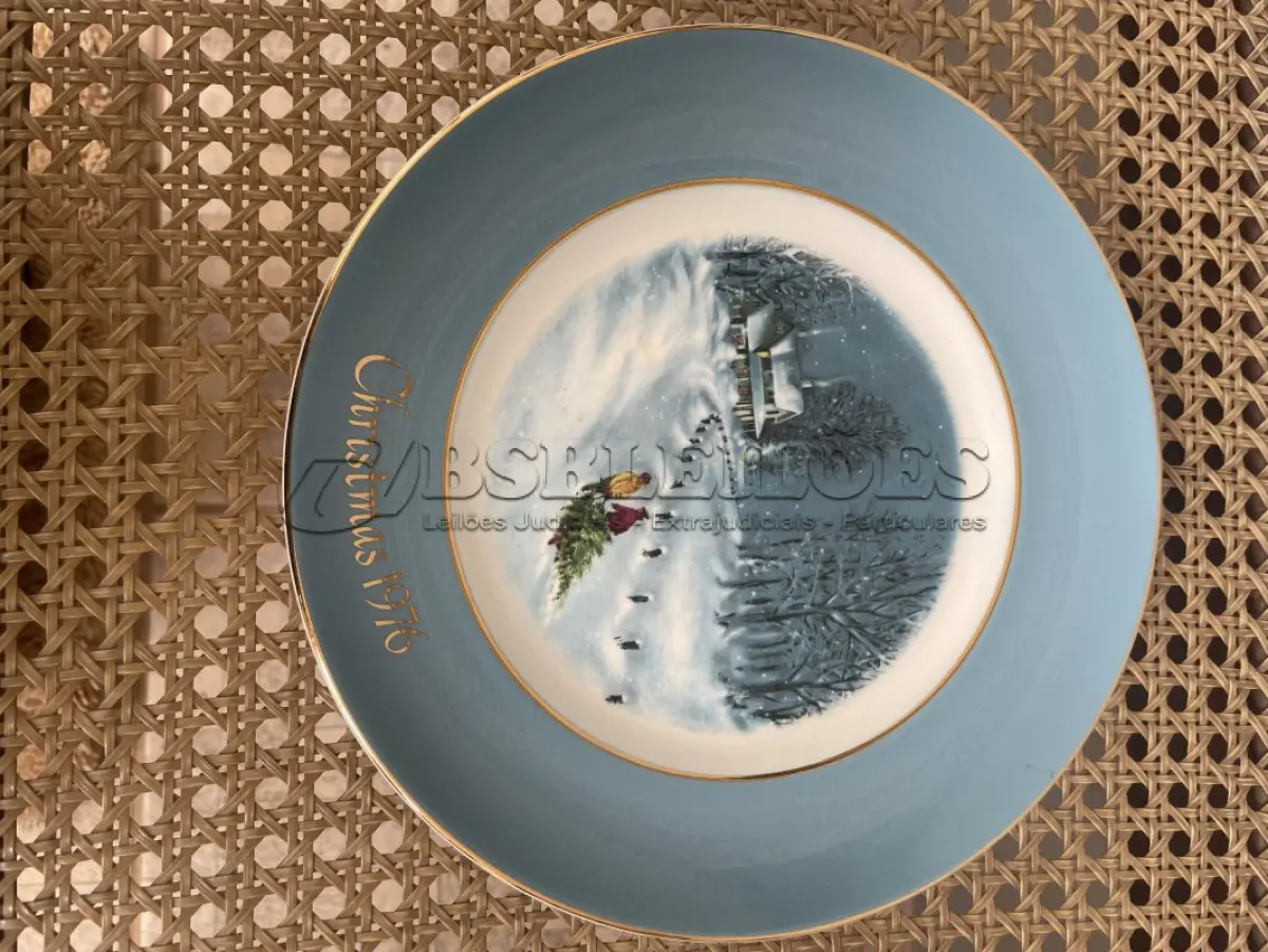 LOTE 299 - 01 LINDO PRATO DE NATAL DA SÉRIE AVON CHRISTMAS PLATE DE 1976, " BRINGING HOME THE TREE" - TERCEIRA  EDIÇÃO DA SÉRIE. COM 22 CM DE DIÂMETRO E RETRATA UM GRUPO DE PESSOAS PATINANDO NA NEVE . O VERSO MARCADO COM DOIS ANÉIS DE OURO 22K.FEITO EXCLUSIVAMENTE PARA A AVON CTS INC., 1976 POR ENOCH WEDGWOOD (TUNSTALL) LTD, INGLATERRA.PEÇA COMPRADA EM GARAGEM DE ANTIGUIDADES NOS EUA. SUPORTE PARA PRATO NÃO INCLUÍDO NESTA VENDA. (NO ESTADO) ATENÇÃO! FAZER A VISITAÇÃO ANTES DE ARREMATAR, NÃO SABEMOS SE FUNCIONA, LEILÃO NÃO TEM GARANTIA E NEM DEVOLUÇÃO, SUJEITO A POSSÍVEIS AVARIAS VISÍVEIS/OCULTAS E/OU AUSÊNCIA DE COMPONENTES.