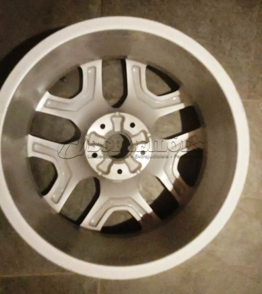 LOTE 403 - 01 RODA  ARO 17 ORIGINAL JEEP RENEGADE SEM USO NOVA. (NO ESTADO) ATENÇÃO! FAZER A VISITAÇÃO ANTES DE ARREMATAR, NÃO SABEMOS SE FUNCIONA, LEILÃO NÃO TEM GARANTIA E NEM DEVOLUÇÃO, SUJEITO A POSSÍVEIS AVARIAS VISÍVEIS/OCULTAS E/OU AUSÊNCIA DE COMPONENTES.