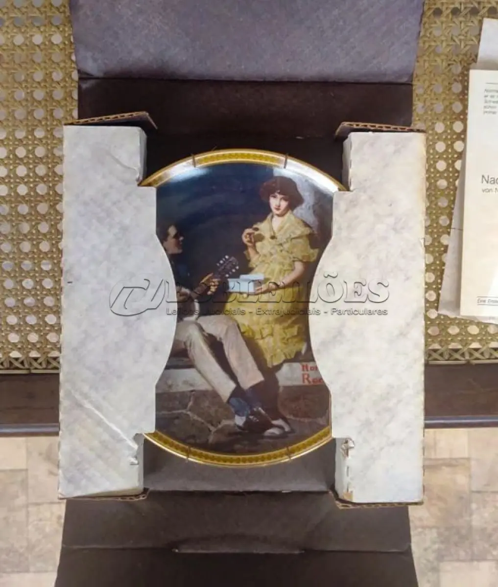 LOTE 339 - 01 PRATO DE NORMAN ROCKWELL EDIÇÃO LIMITADA "A 100 DIAS DE QUEIMA DE ESTOQUE" DA SÉRIE MULHERES REDESCOBERTAS, "PONDERING ON THE PORCH"3º PRATO DA SÉRIE MULHERES REDESCOBERTAS,21,5 CM DE DIÂMETRO, BRADEX Nº 84-R70-4.3 1981.PRATO DE NUMERO 15944C.COM NOTA FIDCAL DE COMPRA DATADA EM 31/08/1982 E COM TODOS FOLHETOS E CAIXA DA EPOCA  EDWIN M. KNOWLES CHINA COMPANY UM GENUÍNO CLÁSSICO ROCKWELL. FINA EDWIN M KNOWLES. COM CERTIFICADO DE AUTENTICIDADE, FEITO NOS ESTADOS UNIDOS. PERFEITO PARA FÃS DA ICÔNICA OBRA DE ROCKWELL, ESTE PRATO DE COLECIONADOR É UM ITEM ESSENCIAL PARA QUALQUER COLEÇÃO. ADICIONE ESTA PEÇA DESLUMBRANTE À SUA COLEÇÃO HOJE MESMO E ADMIRE OS DETALHES COMPLEXOS E AS BELAS CORES QUE FAZEM DESTE PRATO UMA OBRA DE ARTE. COM CERTIFICADO DE AUTENTICIDADE. ITEM COMPRADO E GARAGENS DE ANTIGUIDADES NOS EUA.SUPORTE PARA PRATO NÃO INCLUÍDO NESTA VENDA. (NO ESTADO) ATENÇÃO! FAZER A VISITAÇÃO ANTES DE ARREMATAR, NÃO SABEMOS SE FUNCIONA, LEILÃO NÃO TEM GARANTIA E NEM DEVOLUÇÃO, SUJEITO A POSSÍVEIS AVARIAS VISÍVEIS/OCULTAS E/OU AUSÊNCIA DE COMPONENTES.