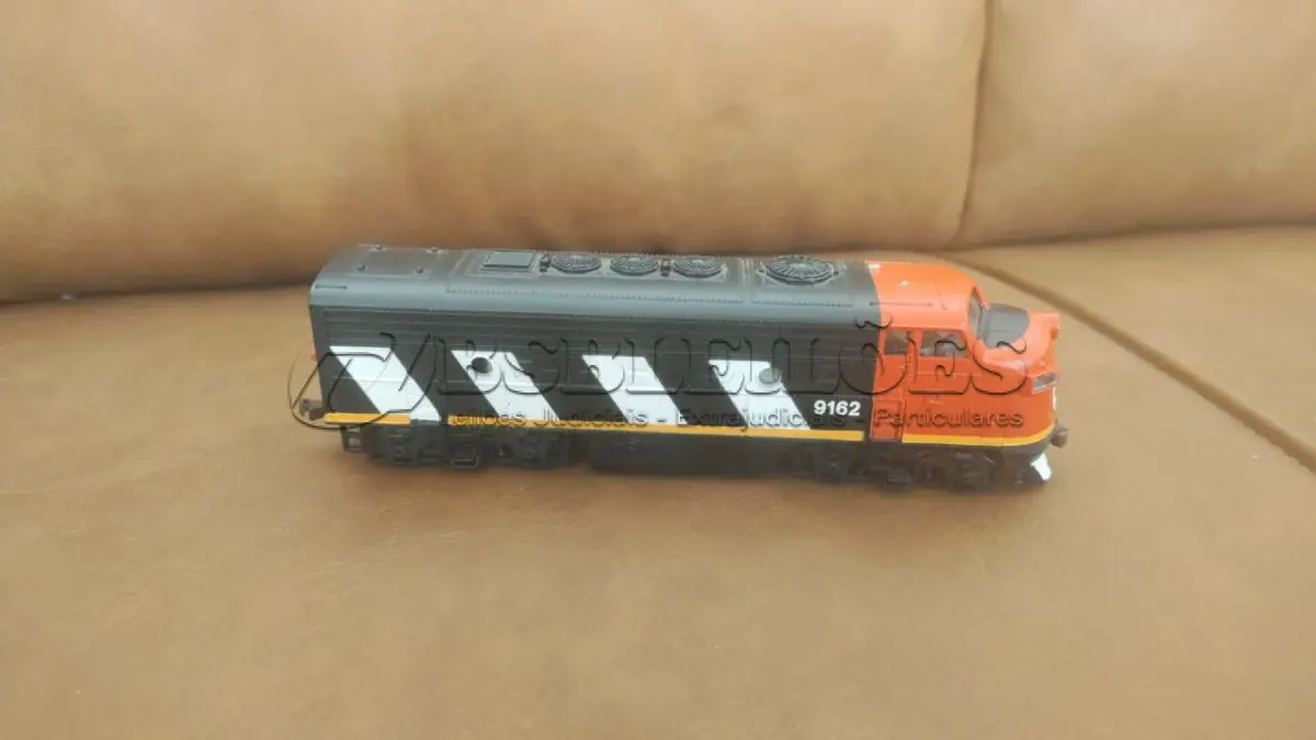 LOTE 136 - 01 LOCOMOTIVA BACHMANN 400508 HO EMD F9 CANADIAN NATIONAL (CN) 9162 ANALOG DC BELA PEÇA E RARA. ITEM COMPRADO EM GARAGENS DE ANTIGUIDADES NOS EUA. (NO ESTADO) ATENÇÃO! FAZER A VISITAÇÃO ANTES DE ARREMATAR, NÃO SABEMOS SE FUNCIONA, LEILÃO NÃO TEM GARANTIA E NEM DEVOLUÇÃO, SUJEITO A POSSÍVEIS AVARIAS VISÍVEIS/OCULTAS E/OU AUSÊNCIA DE COMPONENTES.