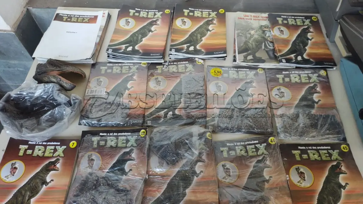 LOTE 424 - 01 COLEÇÃO DE MONTAR FASCÍCULOS T REX DA SALVAR COM 50 REVISITAS,MAIS ALGUNS ITENS DA IDADE MÉDIA DELE PRADO. (NO ESTADO) ATENÇÃO! FAZER A VISITAÇÃO ANTES DE ARREMATAR, NÃO SABEMOS SE FUNCIONA, LEILÃO NÃO TEM GARANTIA E NEM DEVOLUÇÃO, SUJEITO A POSSÍVEIS AVARIAS VISÍVEIS/OCULTAS E/OU AUSÊNCIA DE COMPONENTES.