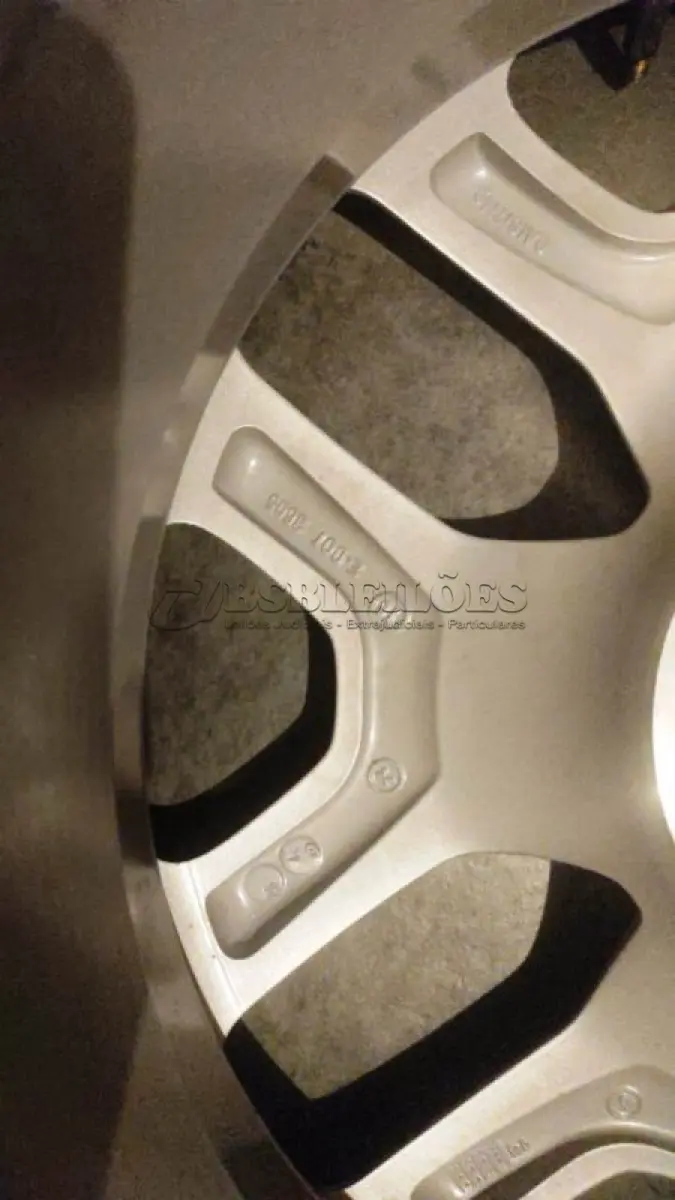 LOTE 403 - 01 RODA  ARO 17 ORIGINAL JEEP RENEGADE SEM USO NOVA. (NO ESTADO) ATENÇÃO! FAZER A VISITAÇÃO ANTES DE ARREMATAR, NÃO SABEMOS SE FUNCIONA, LEILÃO NÃO TEM GARANTIA E NEM DEVOLUÇÃO, SUJEITO A POSSÍVEIS AVARIAS VISÍVEIS/OCULTAS E/OU AUSÊNCIA DE COMPONENTES.
