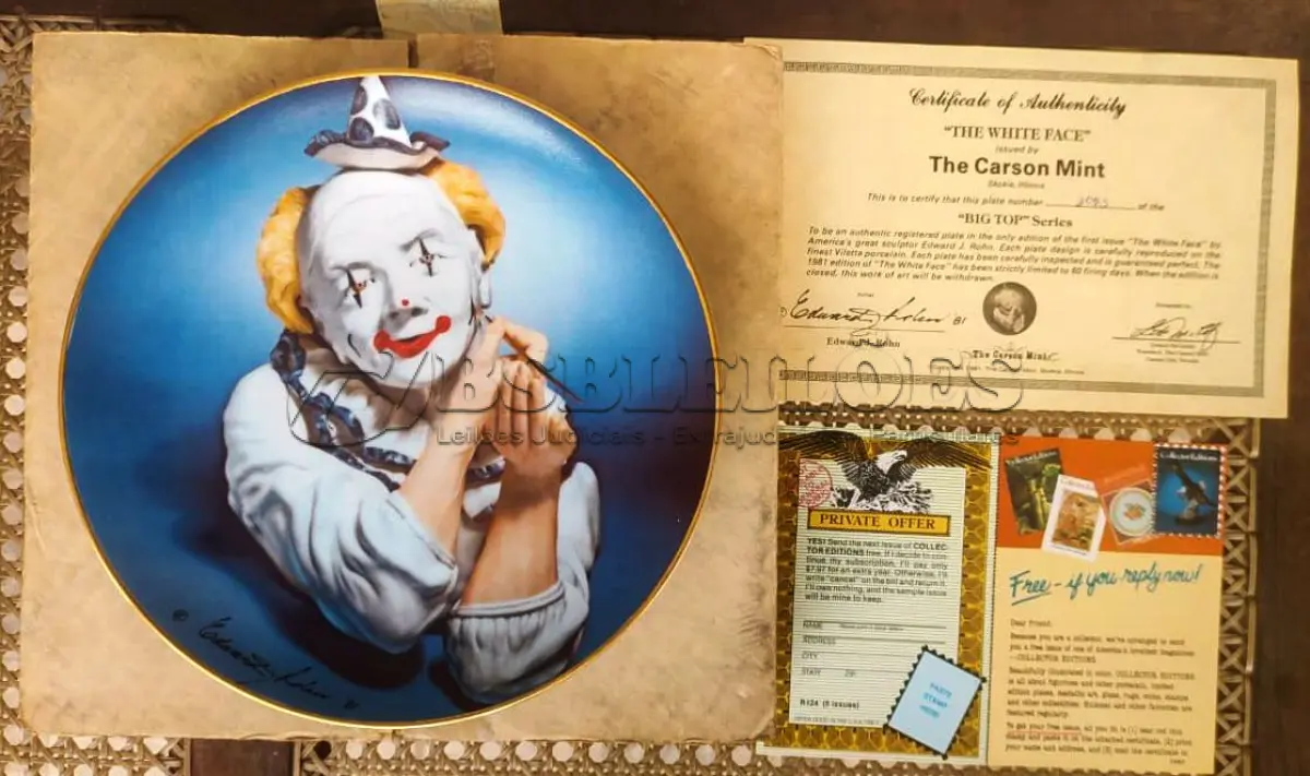 LOTE 327 - 01 PRATO DE EDWARD J. ROHN CASA DA MOEDA DE CARSON "WHITE-FALDED CLOWN" DA CARSON MINT. PRIMEIRO PRATO DA SÉRIE "BIG TOP", EM PORTUGUES "A ROSTO BRANCO".1981, COM DIÂMETRO DE 21,5 CM, PERFEITO, COM CAIXA ORIGINAL E CERTIFICADO DE AUTENTICIDADE VENDAS DESSE PRATO DOI DE APENAS 60 DIAS NOS EUA E LOGO EM SEGUIDA FECHADA AS VENAS ITEM RARO.PEÇA COMPRADA EM GARAGEM DE ANTIGUIDADES NOS EUA. “SUPORTE PARA PRATO NÃO INCLUÍDO NESTA VENDA.” . (NO ESTADO) ATENÇÃO! FAZER A VISITAÇÃO ANTES DE ARREMATAR, NÃO SABEMOS SE FUNCIONA, LEILÃO NÃO TEM GARANTIA E NEM DEVOLUÇÃO, SUJEITO A POSSÍVEIS AVARIAS VISÍVEIS/OCULTAS E/OU AUSÊNCIA DE COMPONENTES.