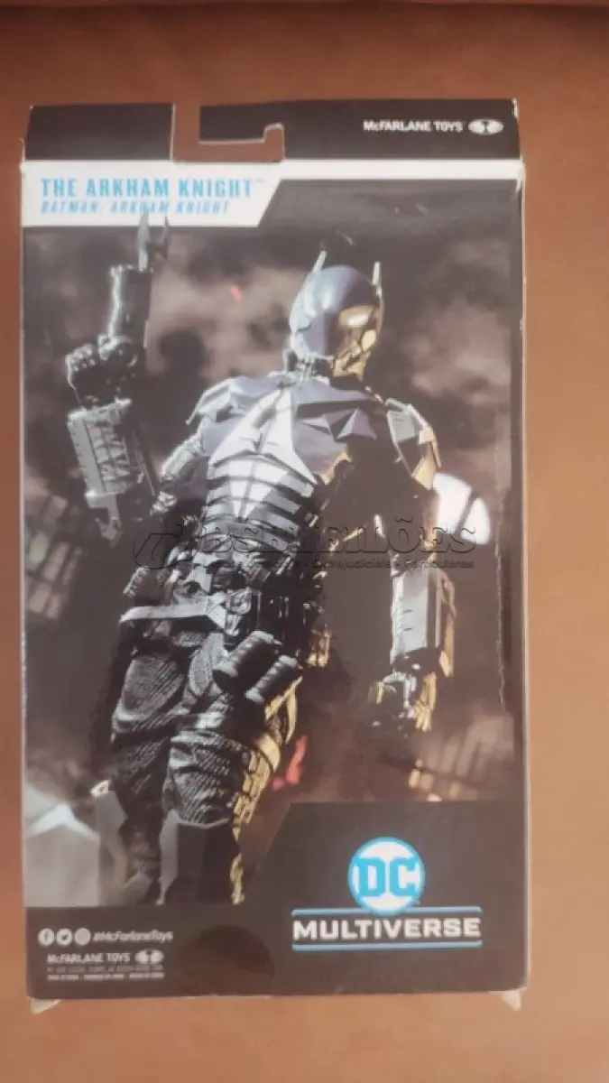LOTE 138 - 01 DC MCFARLANE MULTIVERSE BATMAN: THE ARKHAM KNIGHT FIGURE NEW NOVA LACRADO NA CAIXA  COMPRADA EM GARAGEM DE ANTIGUIDADES NOS EUA. (NO ESTADO) ATENÇÃO! FAZER A VISITAÇÃO ANTES DE ARREMATAR, NÃO SABEMOS SE FUNCIONA, LEILÃO NÃO TEM GARANTIA E NEM DEVOLUÇÃO, SUJEITO A POSSÍVEIS AVARIAS VISÍVEIS/OCULTAS E/OU AUSÊNCIA DE COMPONENTES.