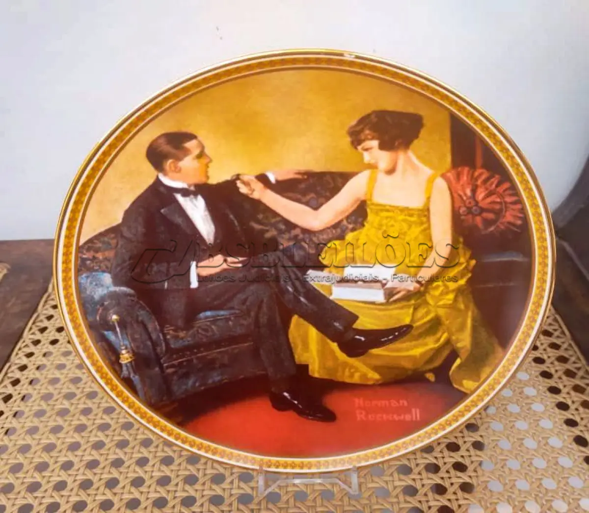 LOTE 323 - 01 LINDO PRATO VINTAGE NORMAN ROCKWELL,NORMAN ROCKWELL, "FLIRTING IN THE PARLOUR" MULHERES REDESCOBERTAS,POR NORMAN ROCKWELL,OITAVA EDIÇÃO DA COLEÇÃO REDISCOVERED WOMEN DA ROCKWELL, 1983 NA CAIXA ORIGINAL COM CERTIFICADO DE AUTENTICIDADE,FOLHETOS E DOCUMENTOS DA ÉPOCA. NÚMERO DO PRATO 1443I DE EDWIN KNOWLES NÚMERO BREITAX 84- R70 4-8. COM 21,5 CM DE DIÂMETRO, COMPRADO E, 23/07/1983. O SUPORTE DO PRATO NÃO ESTÁ INCLUÍDO. PEÇA COMPRADA EM GARAGEM DE ANTIGUIDADES NOS EUA. COM CAIXA E CERTIFICADO DE AUTENTICIDADE ORIGINAL. SUPORTE PARA PRATO NÃO INCLUÍDO NESTA VENDA. (NO ESTADO) ATENÇÃO! FAZER A VISITAÇÃO ANTES DE ARREMATAR, NÃO SABEMOS SE FUNCIONA, LEILÃO NÃO TEM GARANTIA E NEM DEVOLUÇÃO, SUJEITO A POSSÍVEIS AVARIAS VISÍVEIS/OCULTAS E/OU AUSÊNCIA DE COMPONENTES.